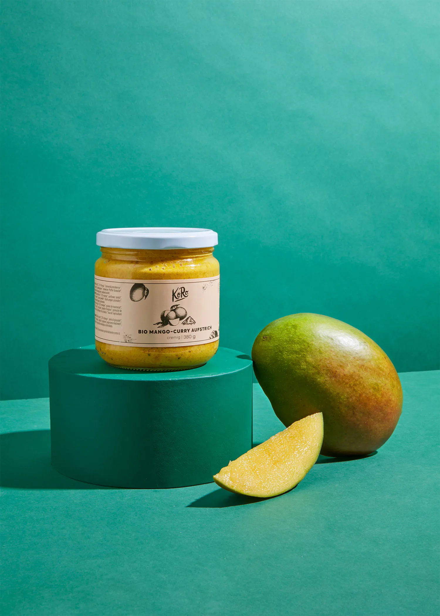 ein Glas mit der Aufschrift bio mango-curry apfel auf einem grünen Ständer