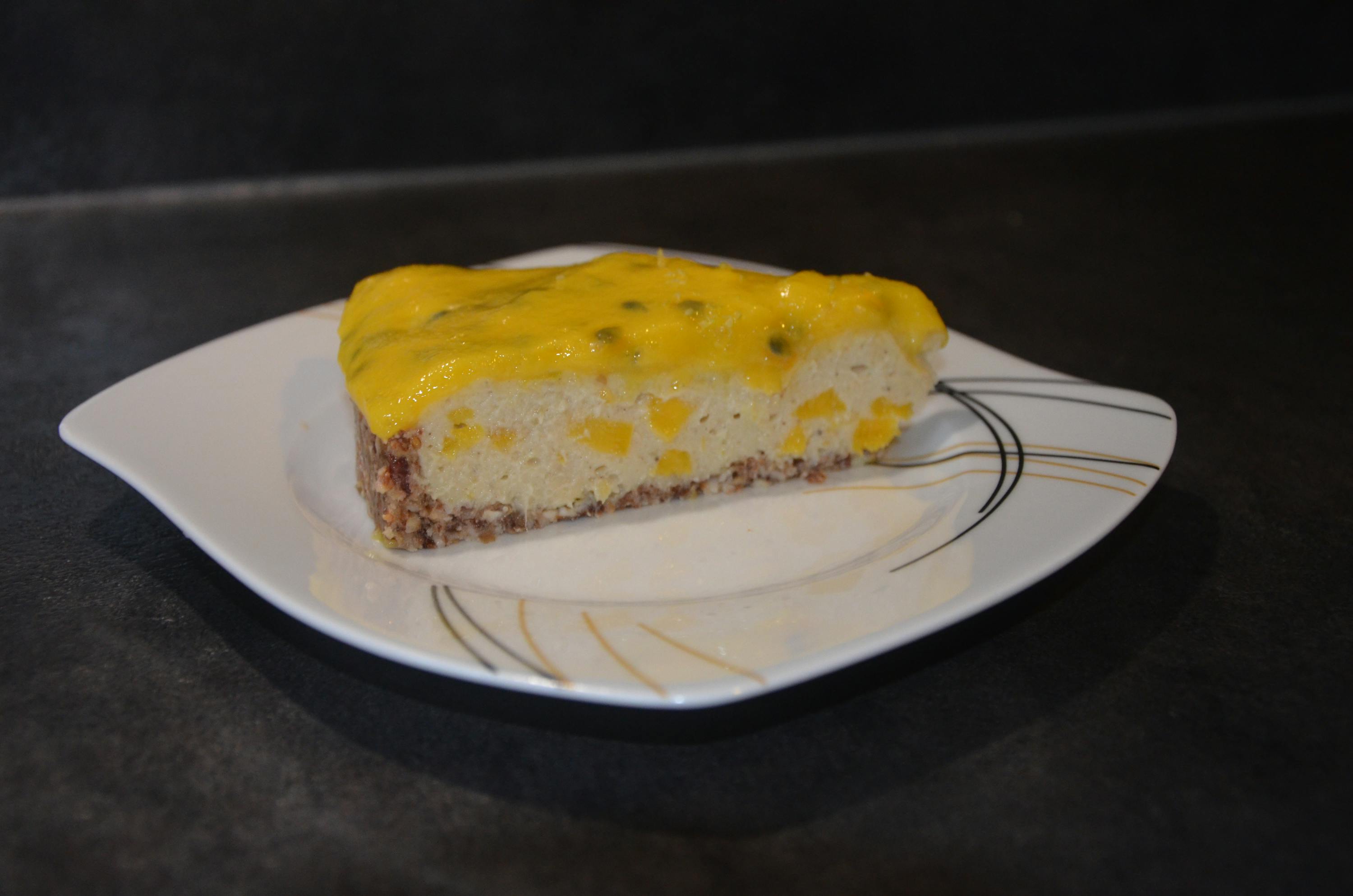 ein Stück Käsekuchen auf einem weißen Teller