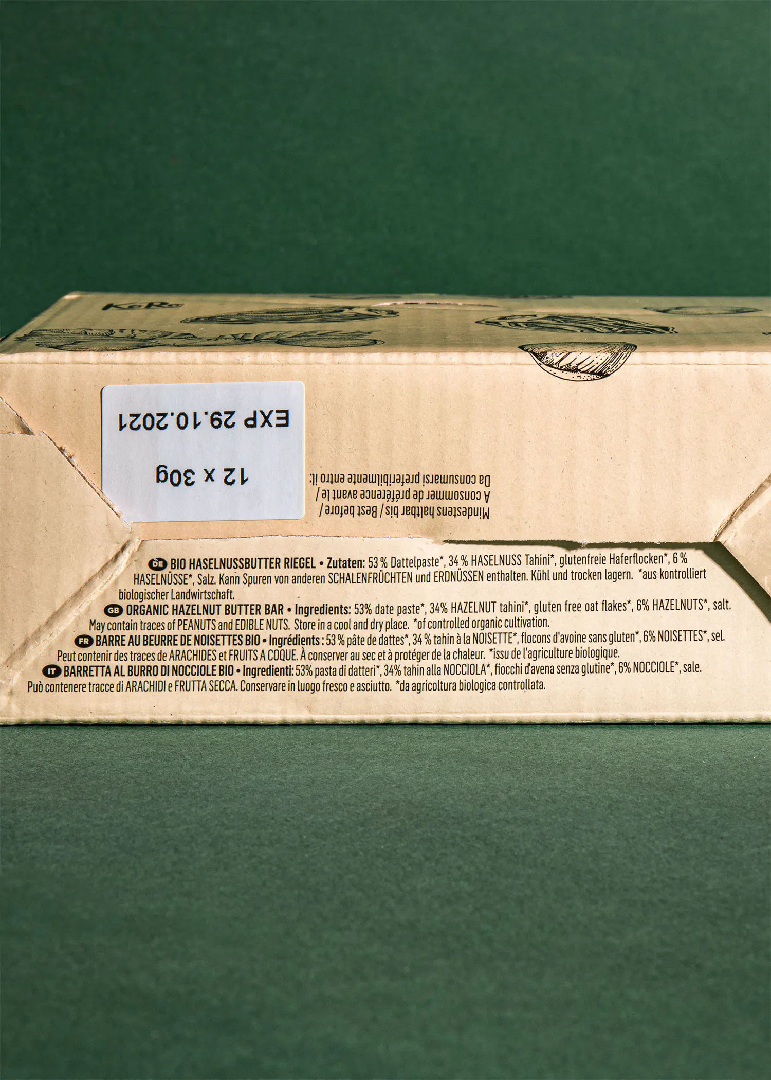 l' arrière d' une boîte de beurre d' arachides avec une date d' expiration de 29.10.2021