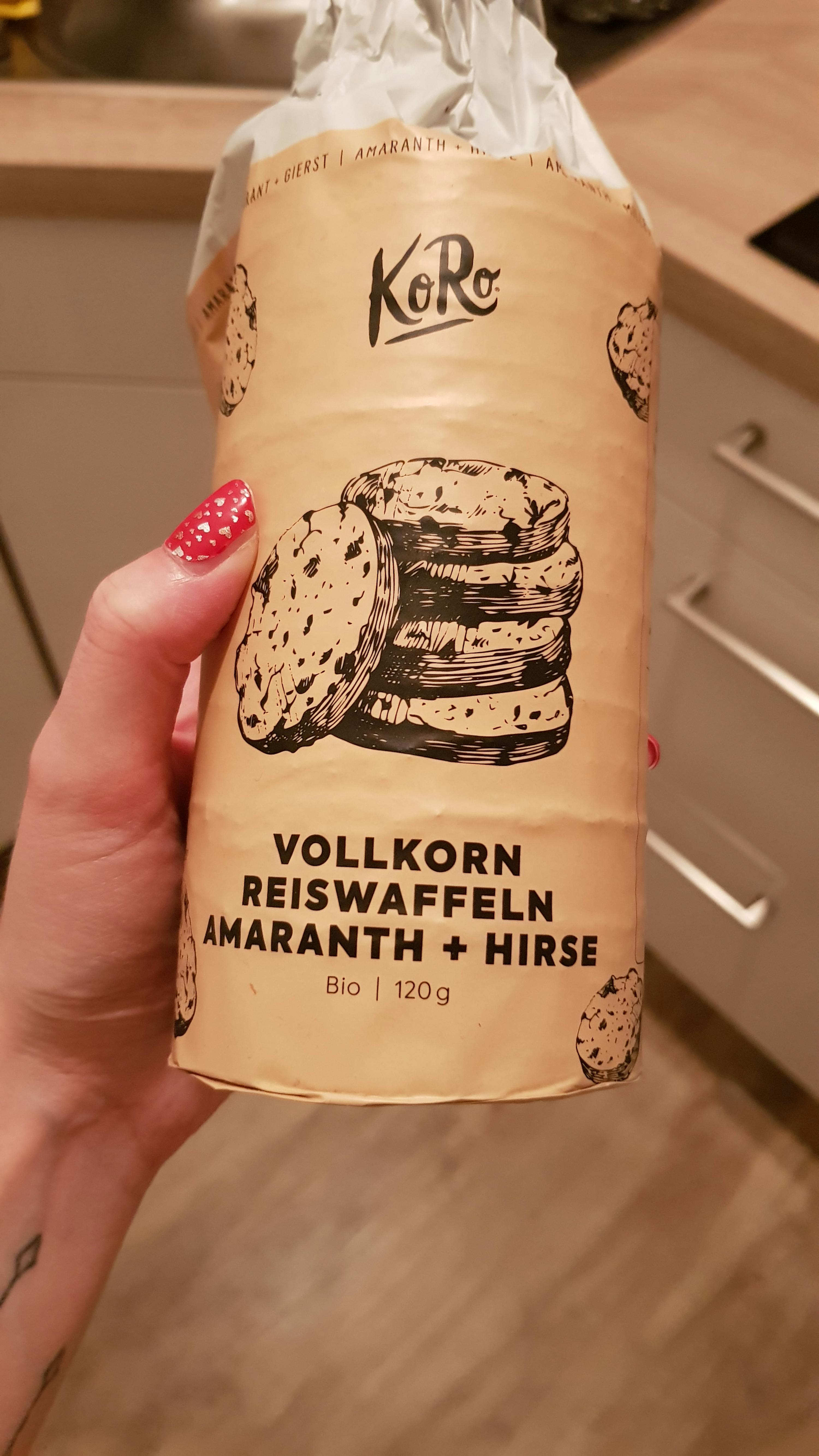 una persona tiene in mano un sacchetto di vollkorn reiswaffeln amaranth + hirse