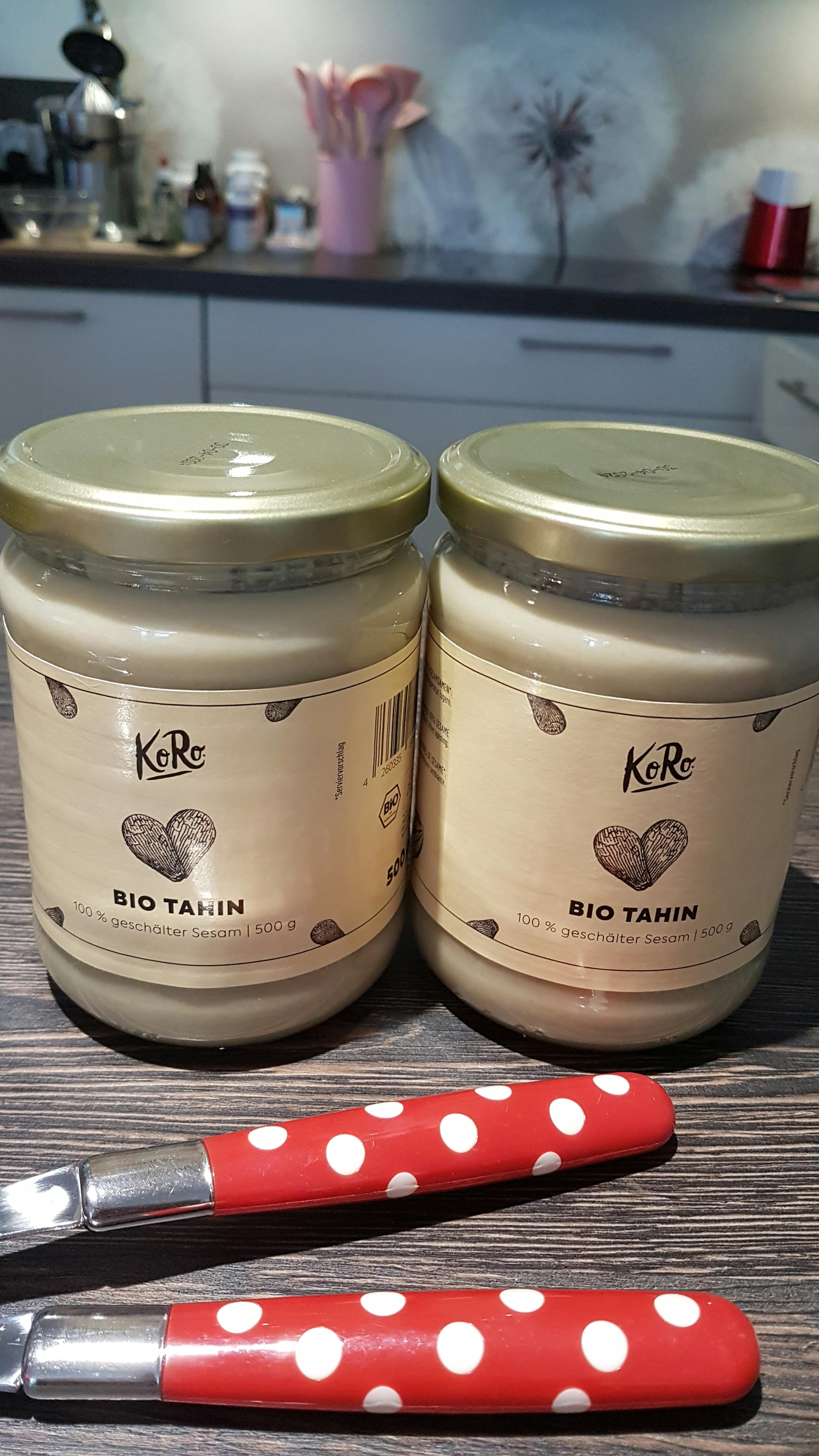 zwei Gläser bio tahin liegen nebeneinander