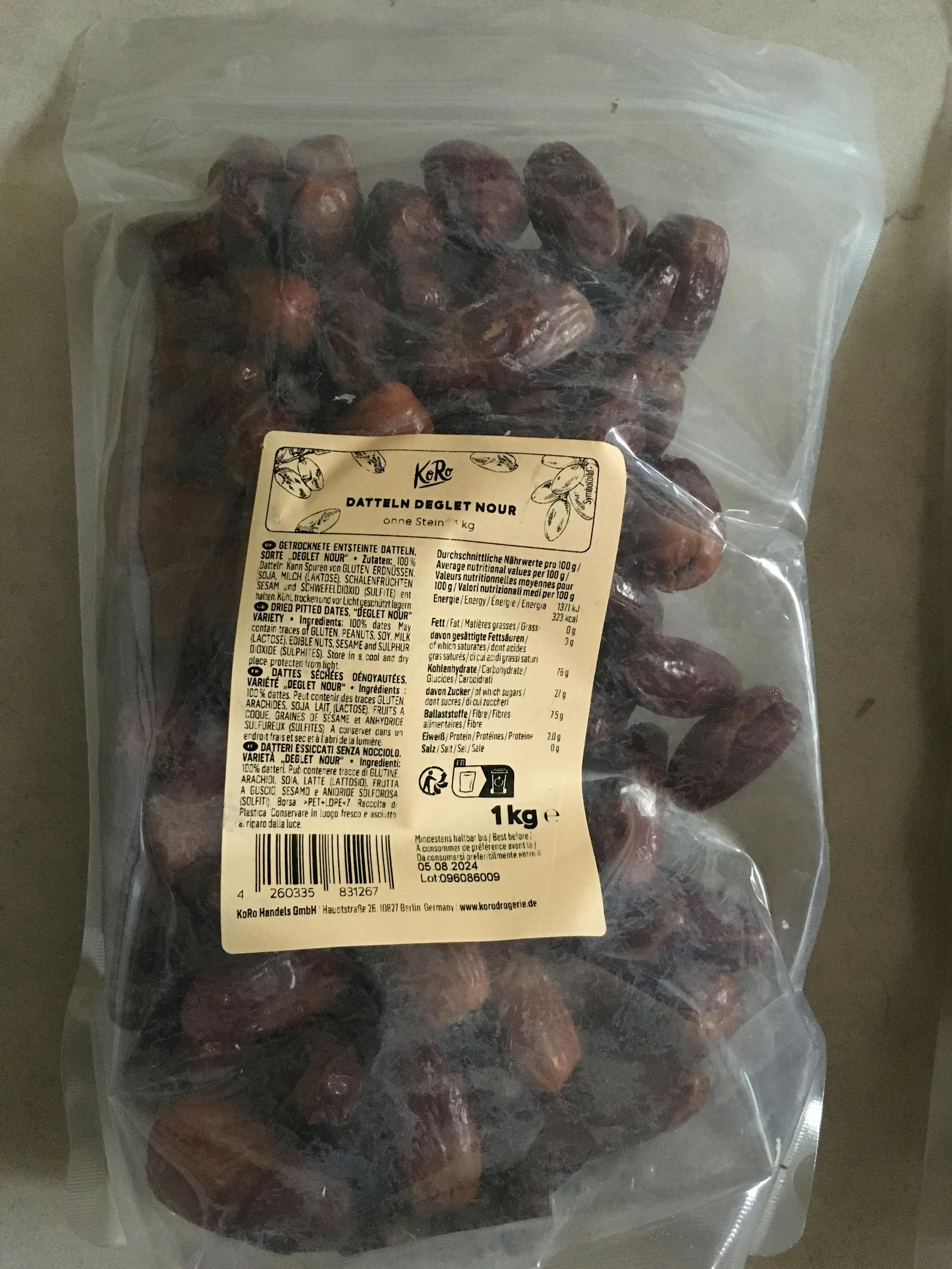 eine Plastiktüte mit datteln steht auf einem Tisch