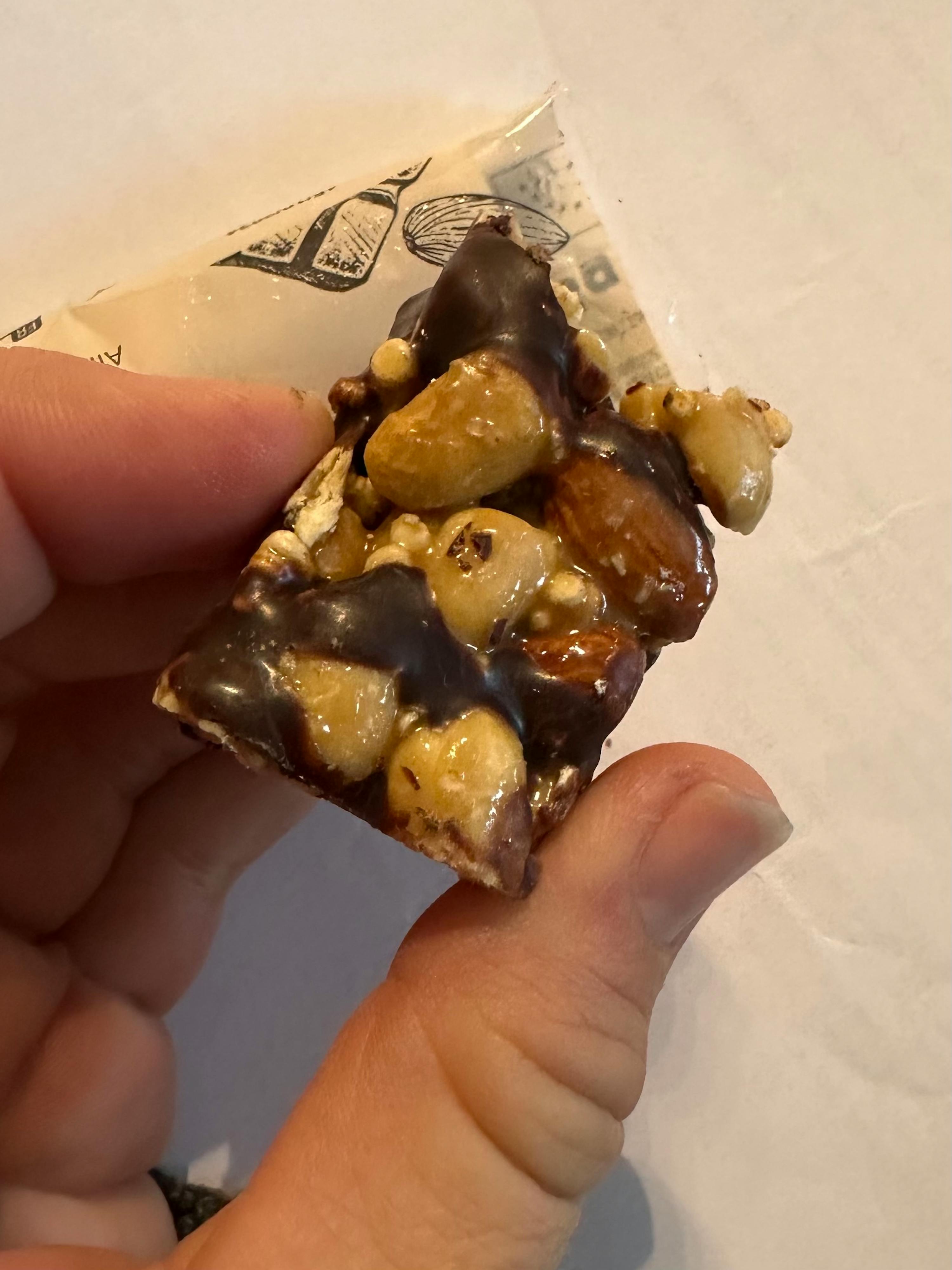 Eine Person hält einen Schokoladen-Snack in der Hand