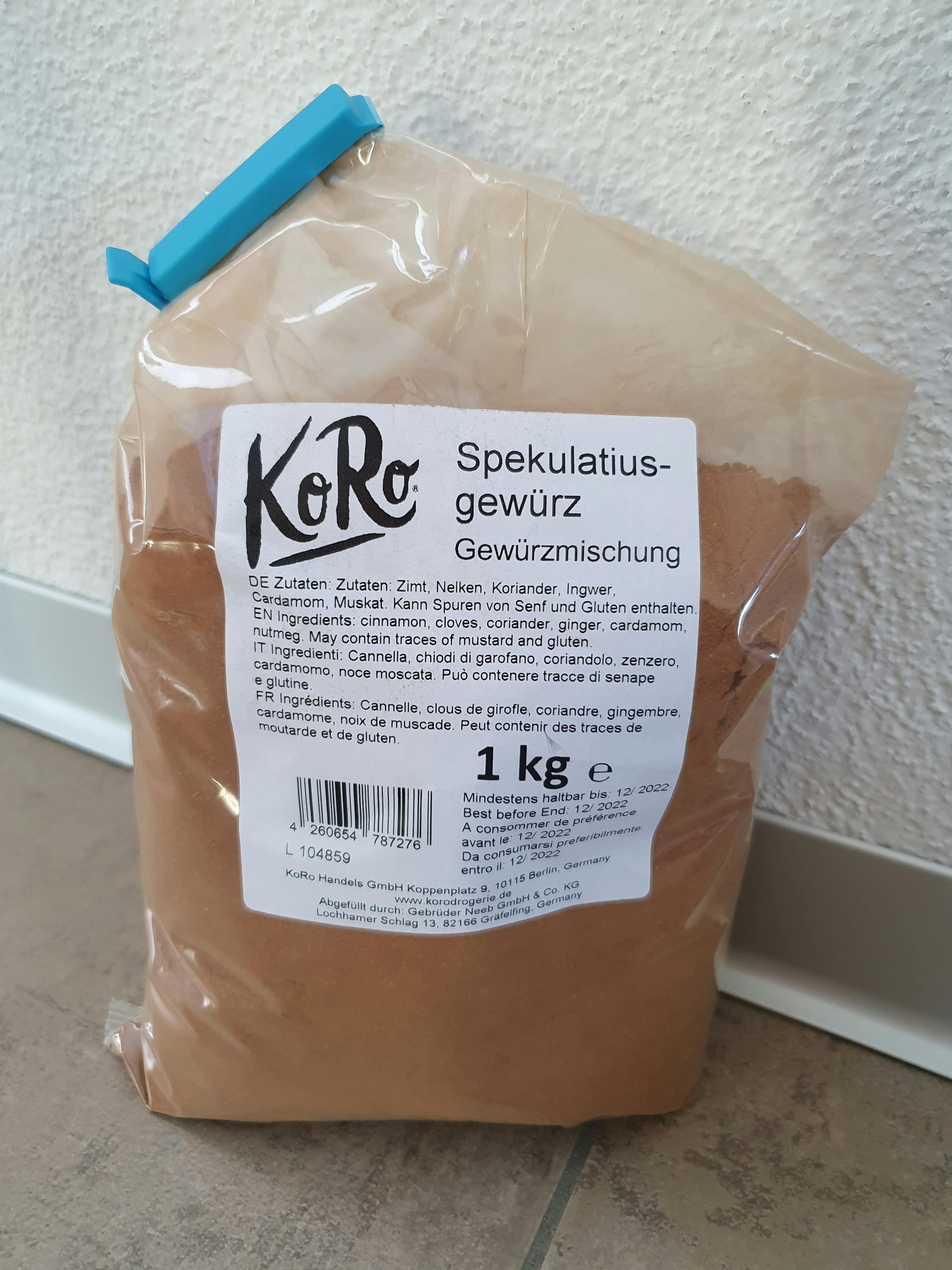 un sac marron avec une étiquette blanche écrite en langue allemande