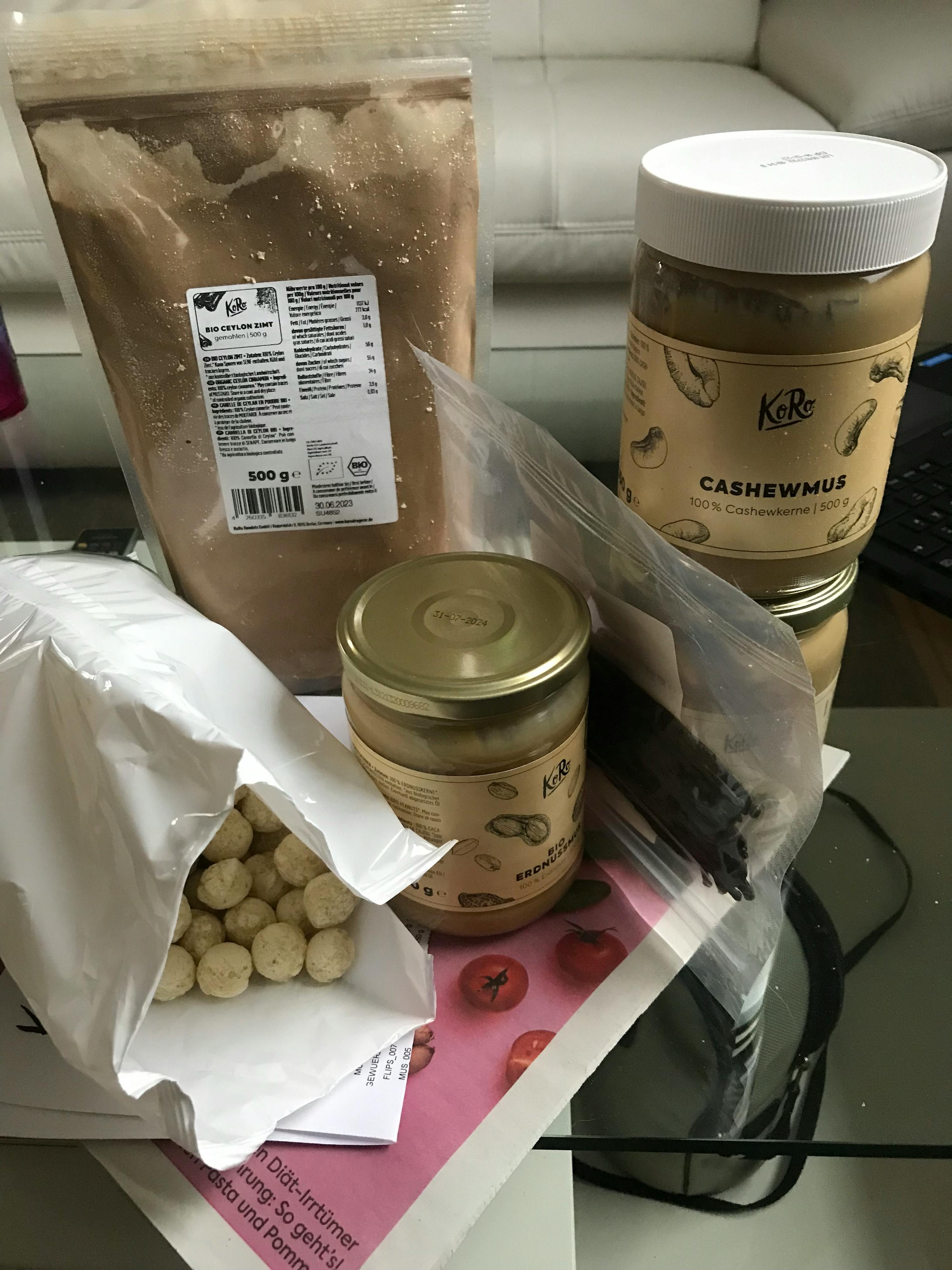 eine Tüte Cashewmus liegt auf einem Tisch