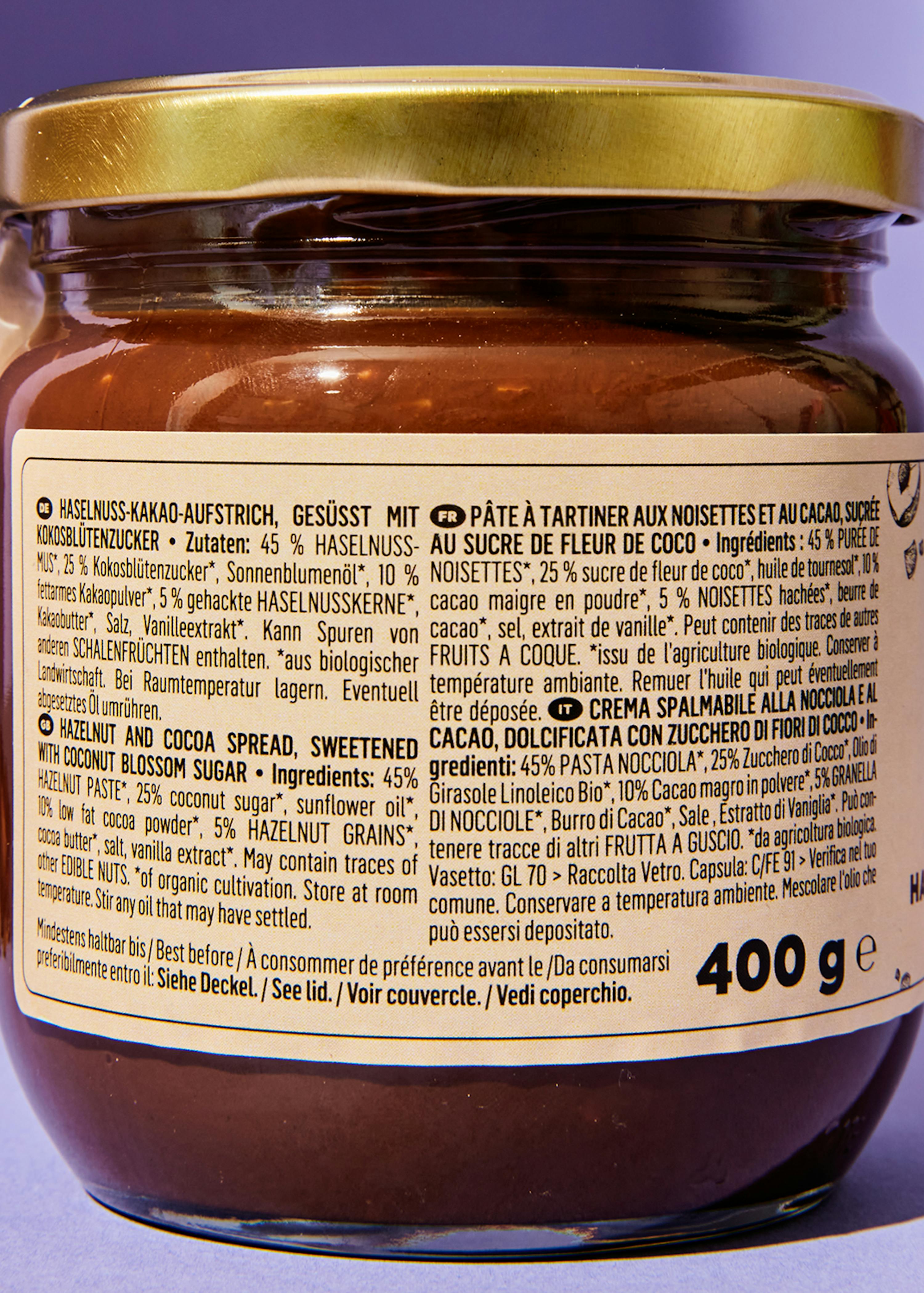 eine Nahaufnahme der Rückseite eines Glases Schokoladenspread