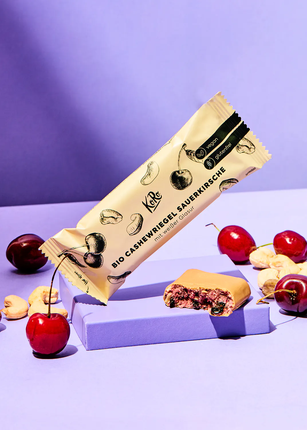 une barre de céréales avec des noix de cajou et des cerises