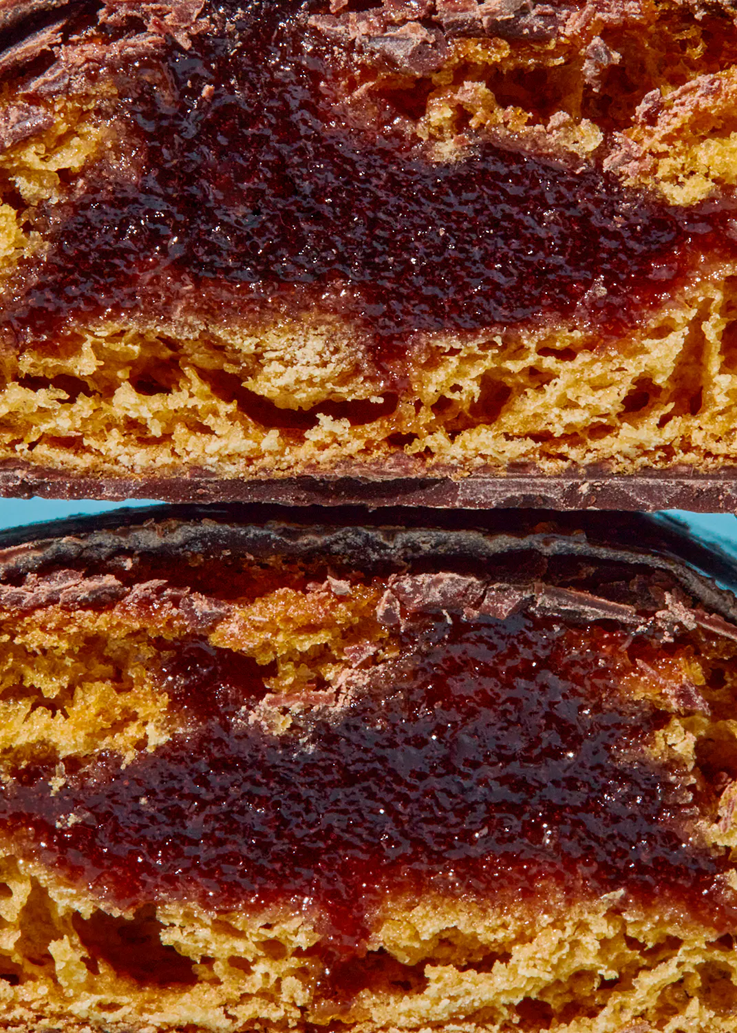 eine Nahaufnahme eines Stücks Schokolade mit Marmelade darauf