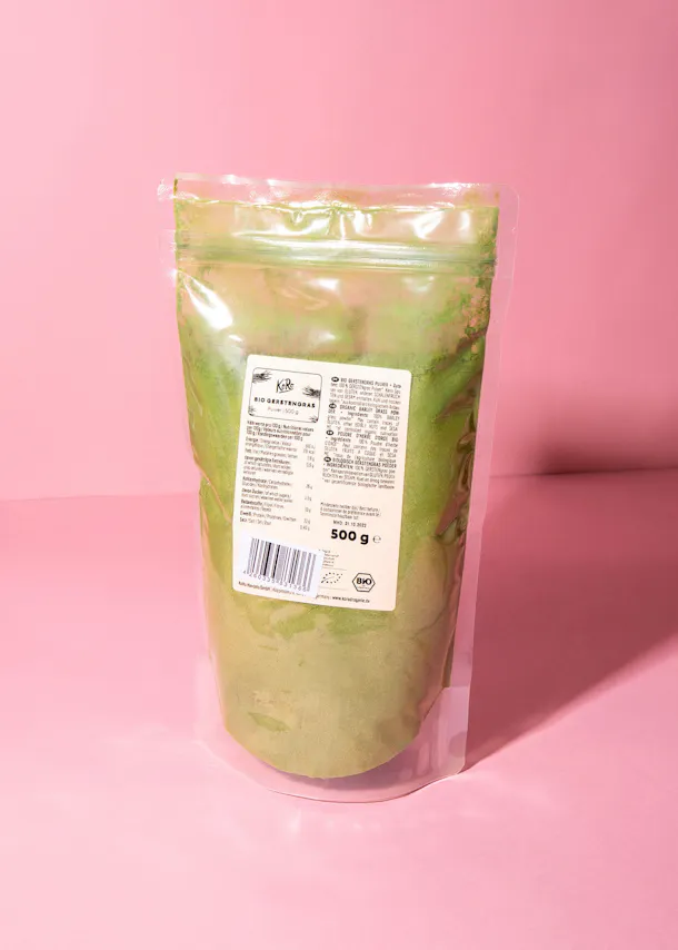 un sac en plastique contient 500 g de poudre de thé vert