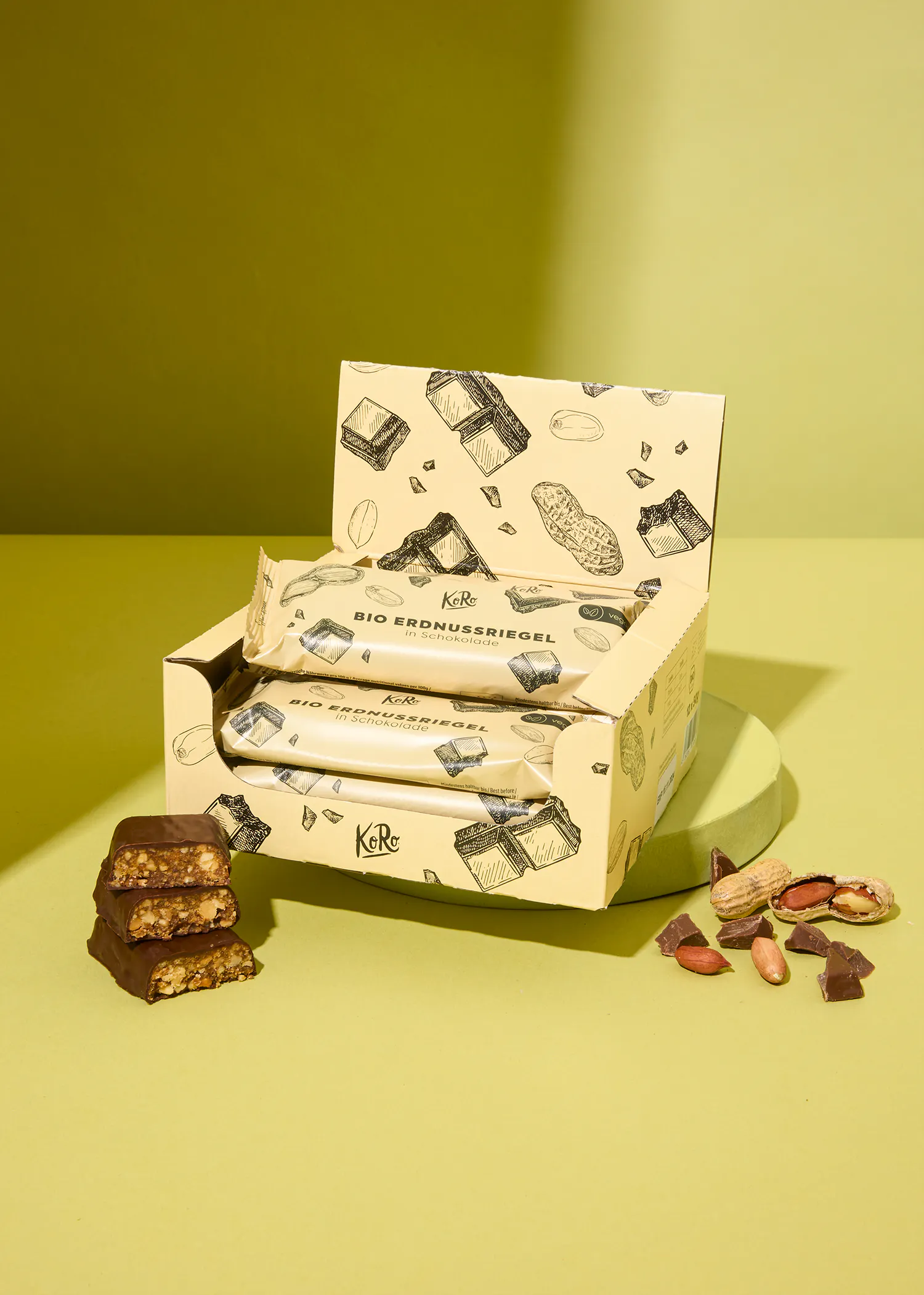 eine Schachtel bio erdnussriegel steht auf einem Tisch