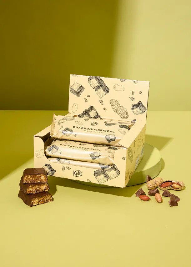 eine Schachtel bio erdnussriegel steht auf einem Tisch