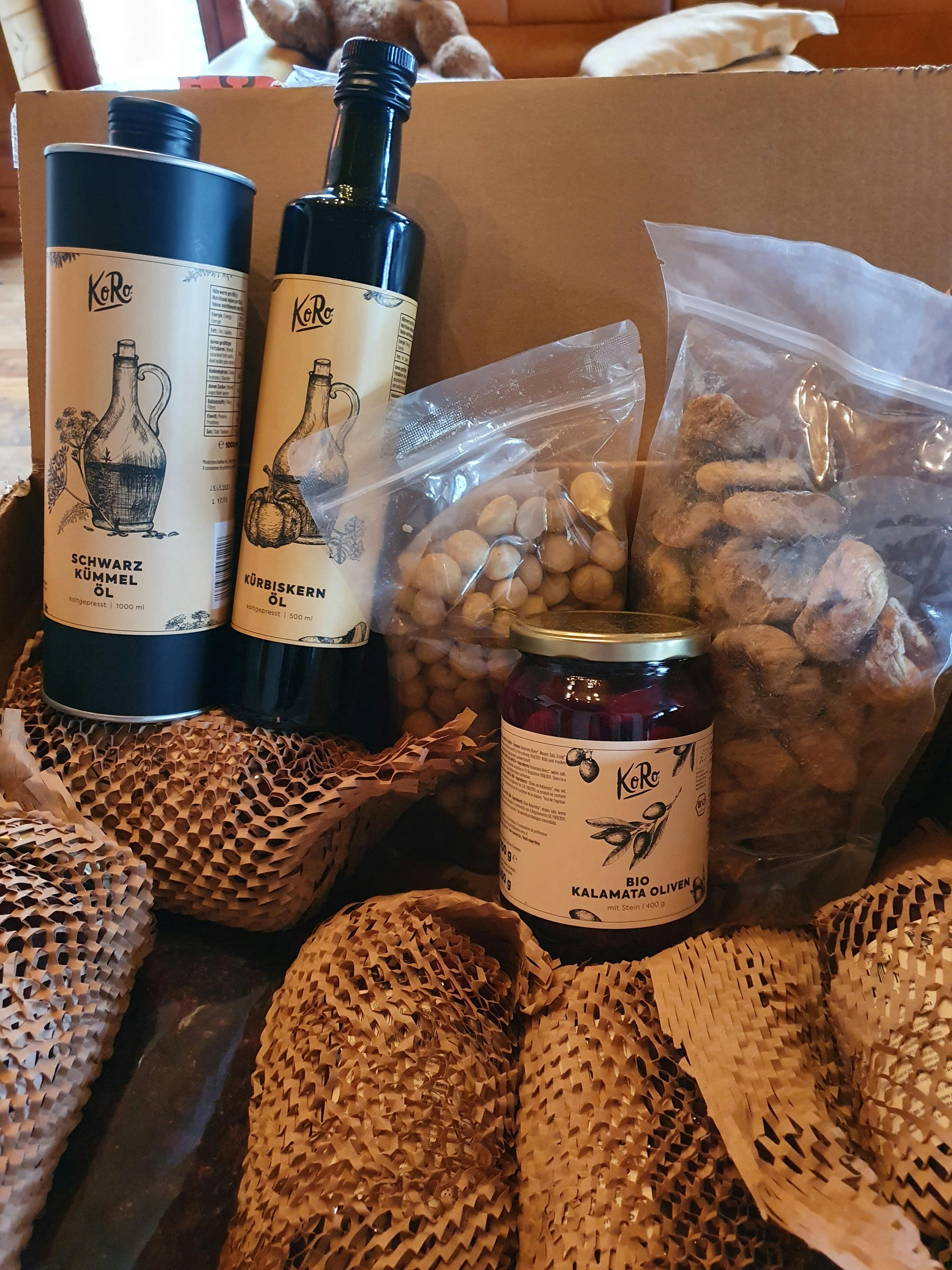 eine Schachtel mit Flaschen und einer Dose mit Karamell-Zitronen-Sauce