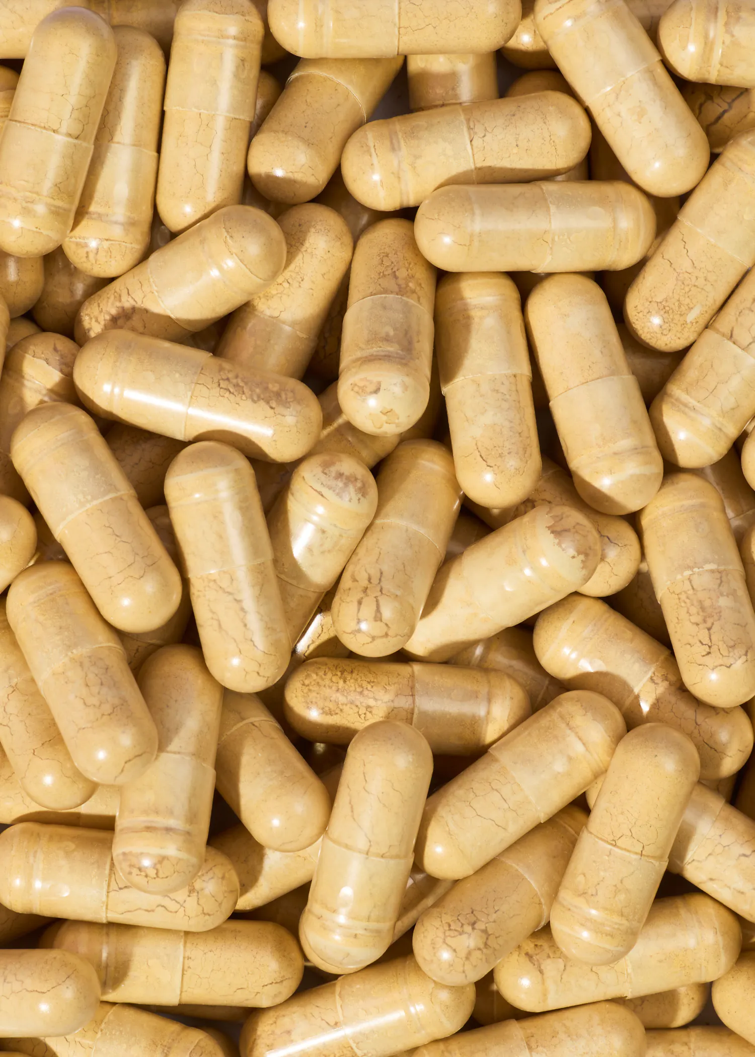 un tas de pilules beiges sont empilées les unes à côté des autres
