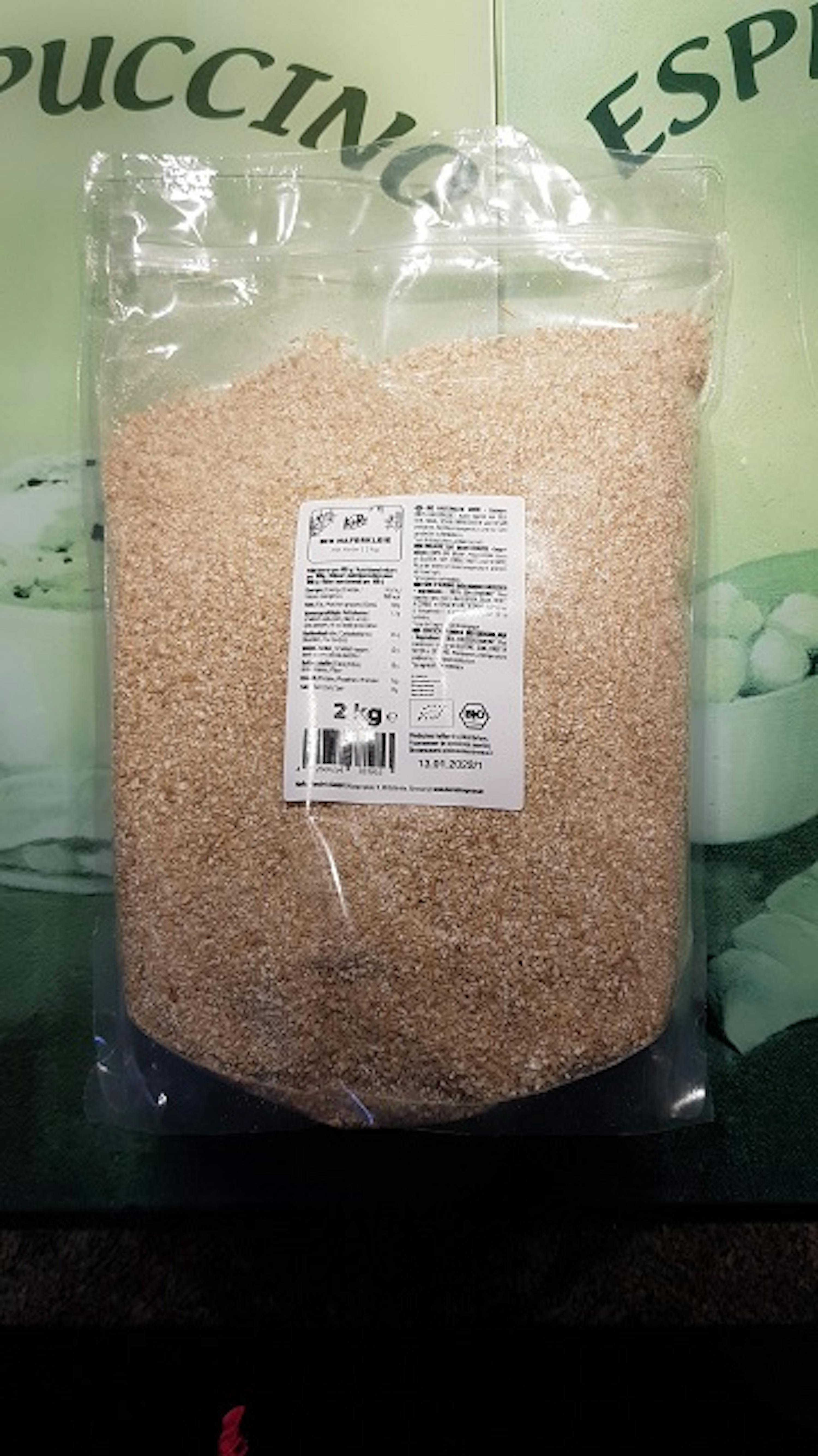 Eine Tüte Haferflocken steht auf einem Tisch .