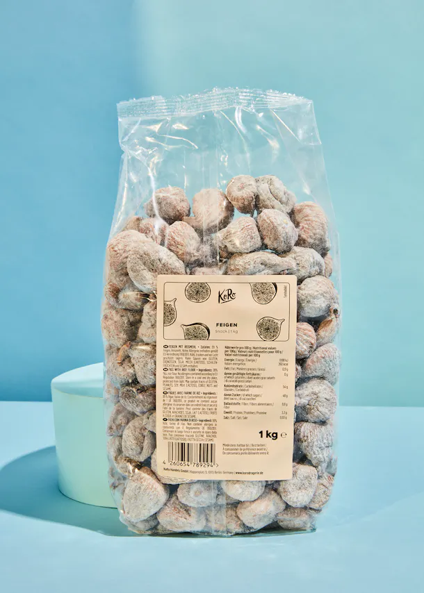 un sac en plastique contient 1 kg de figues séchées