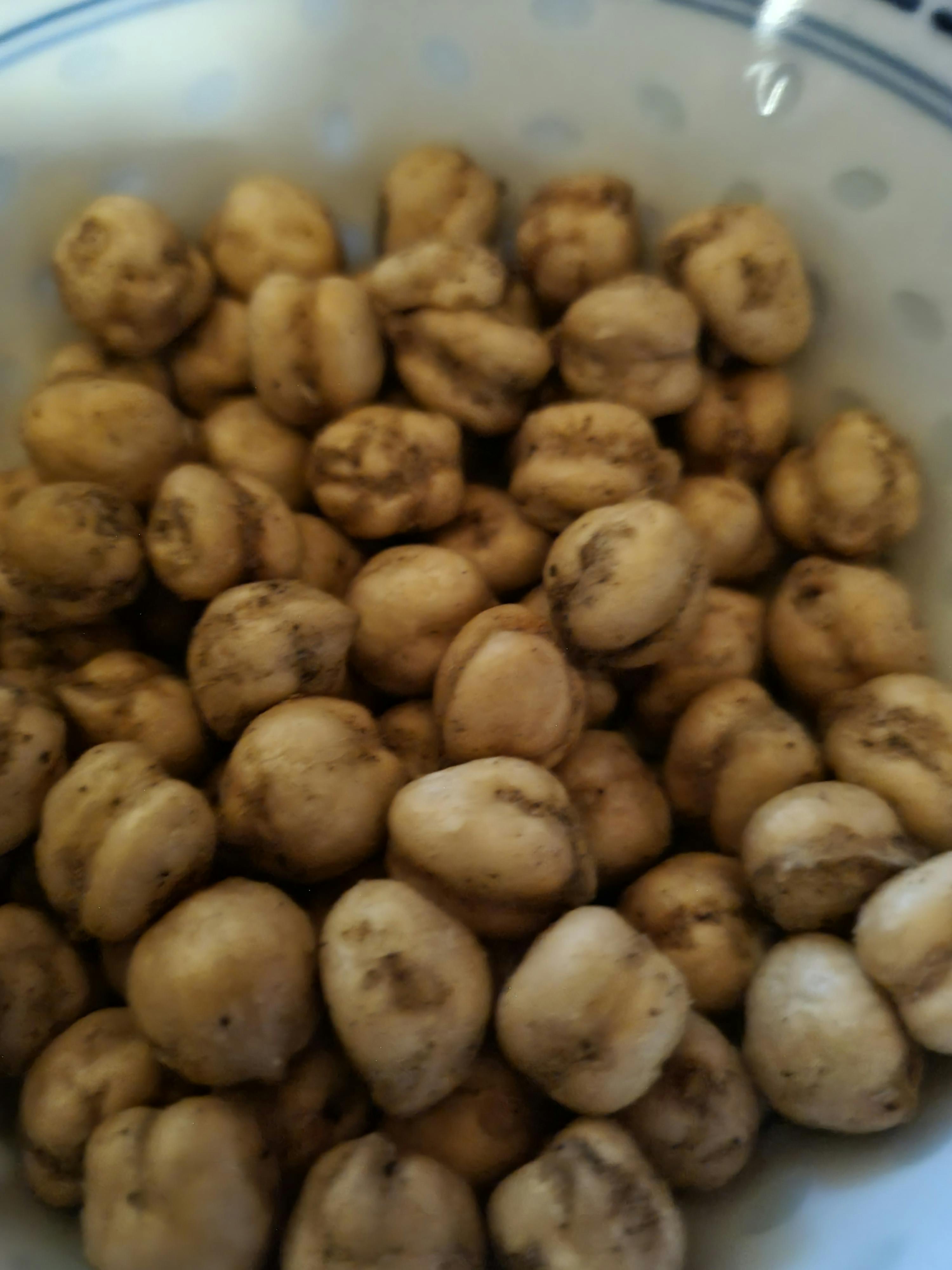 eine Nahaufnahme einer Schüssel mit Kichererbsen