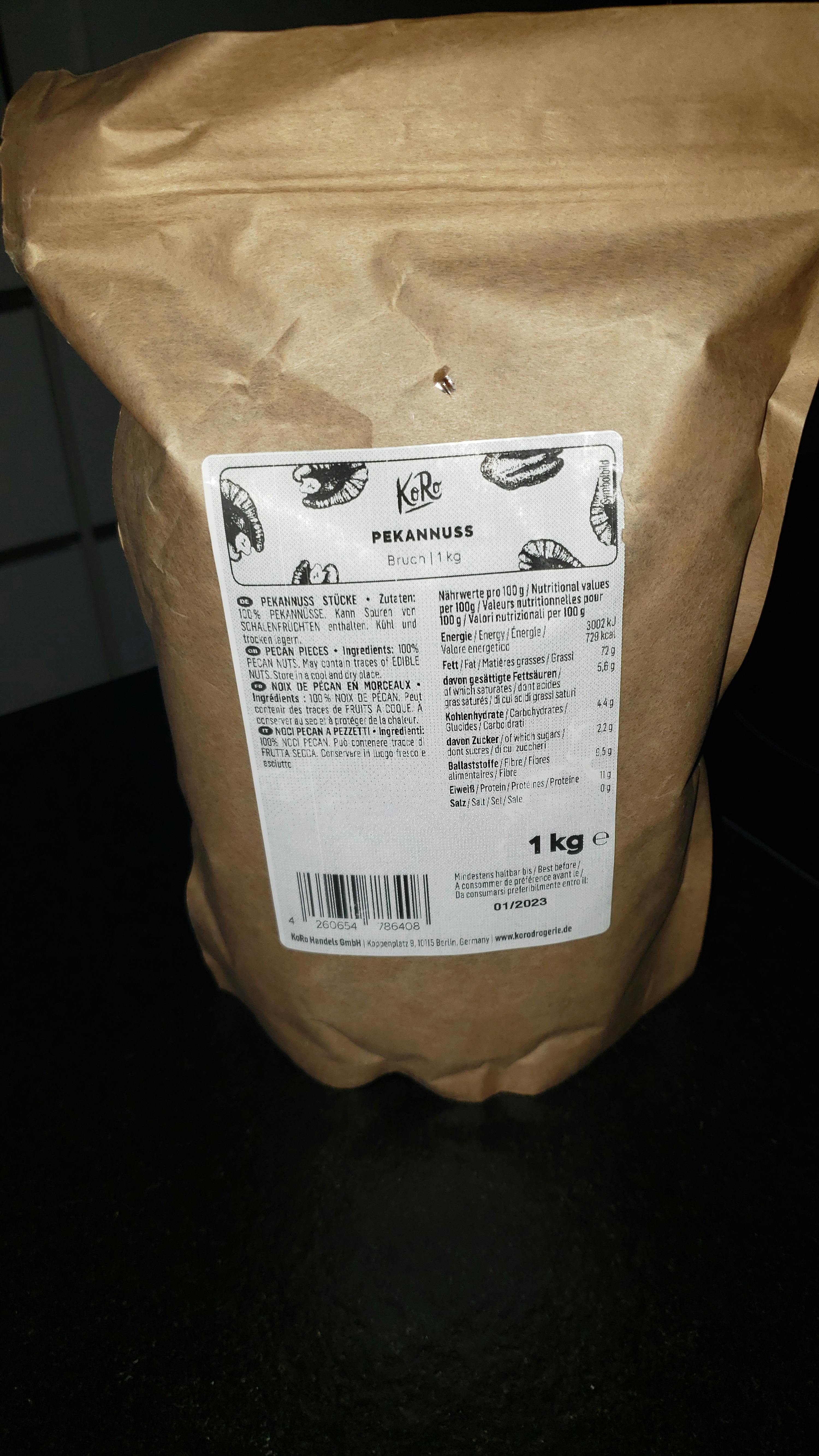 ein brauner Papiersack mit einem weißen Aufkleber auf der Rückseite