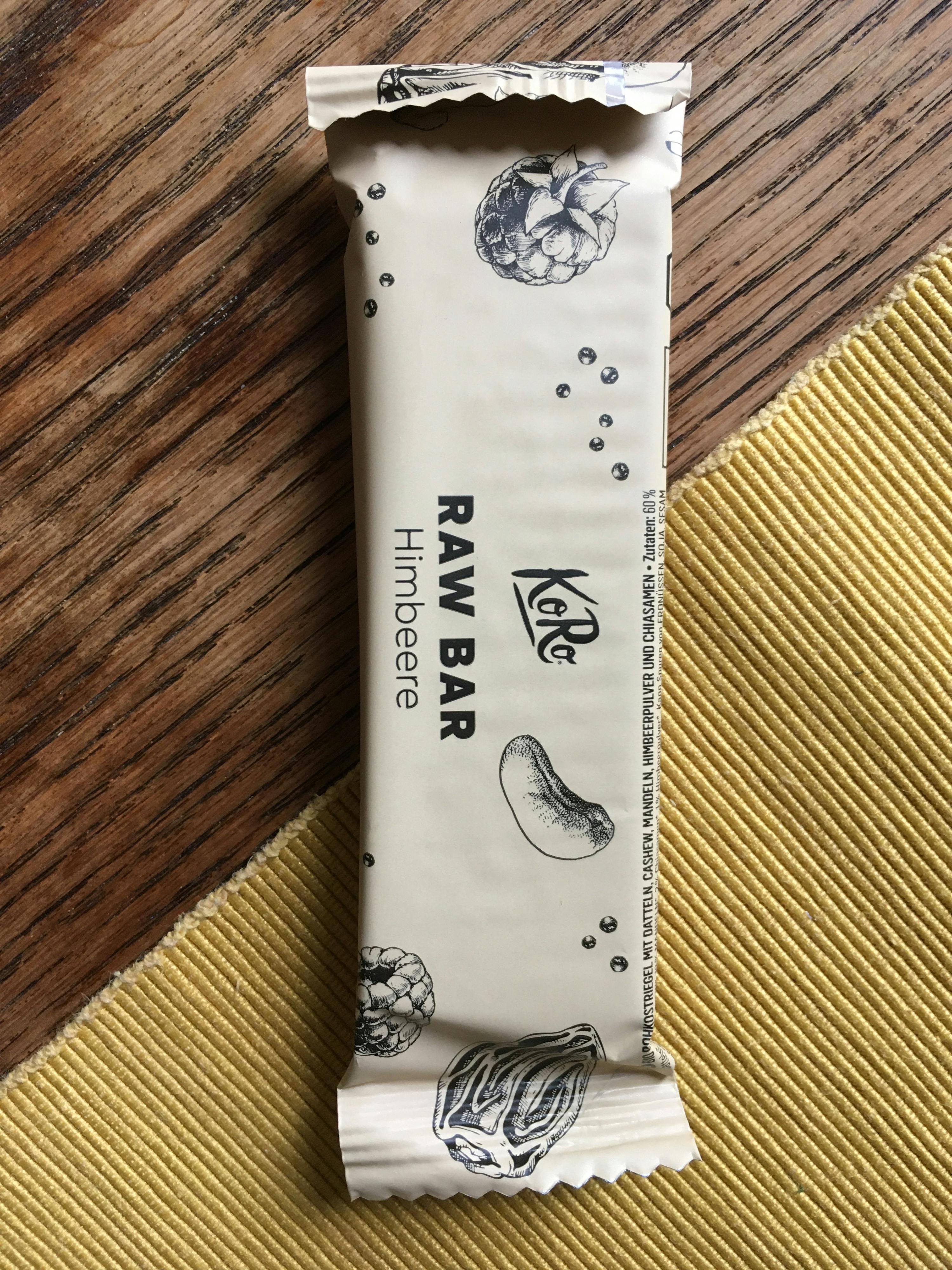 una barretta di cibo raw è seduta su un tavolo di legno