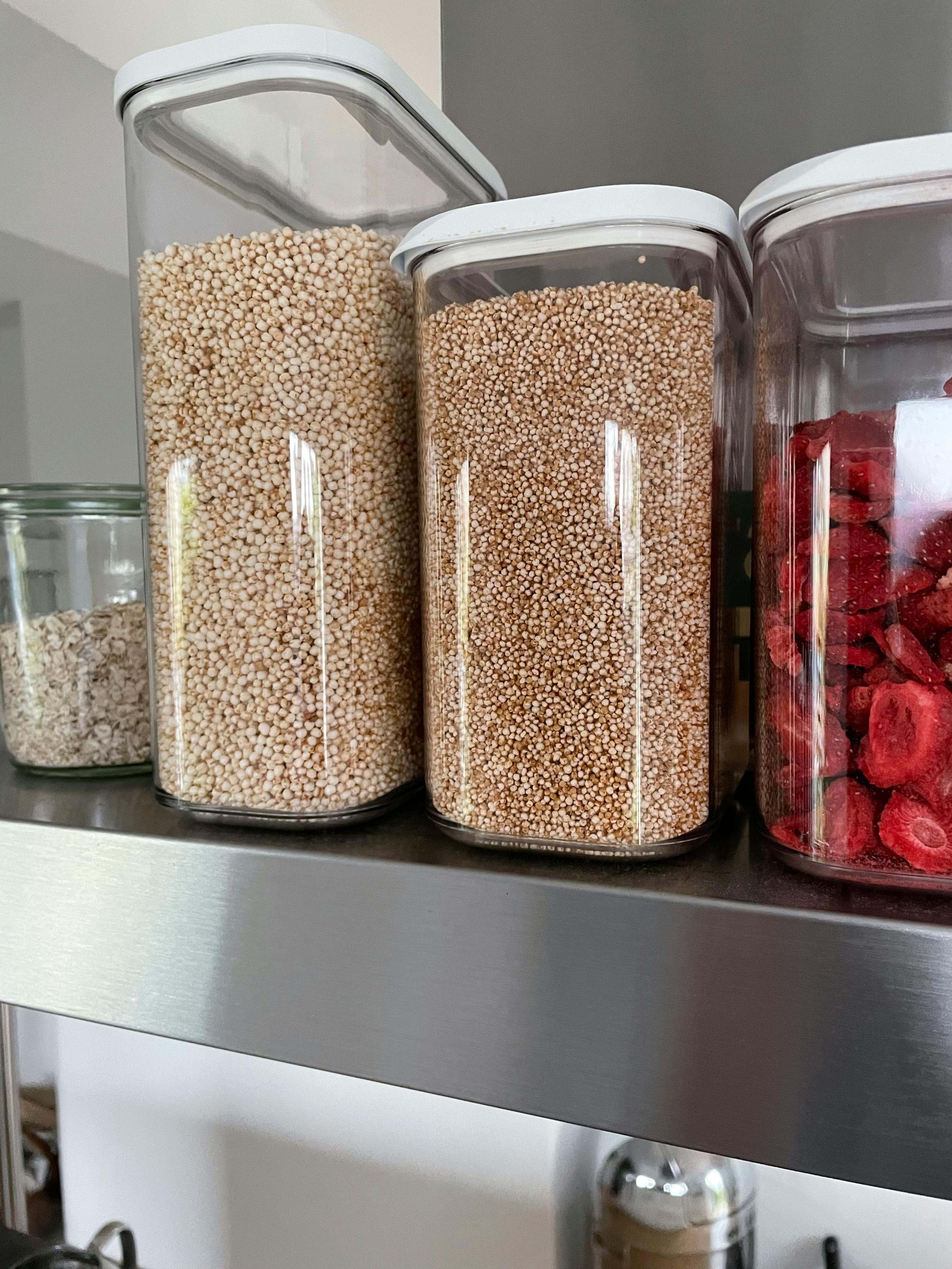 eine Reihe von Gläsern mit verschiedenen Lebensmitteln darauf