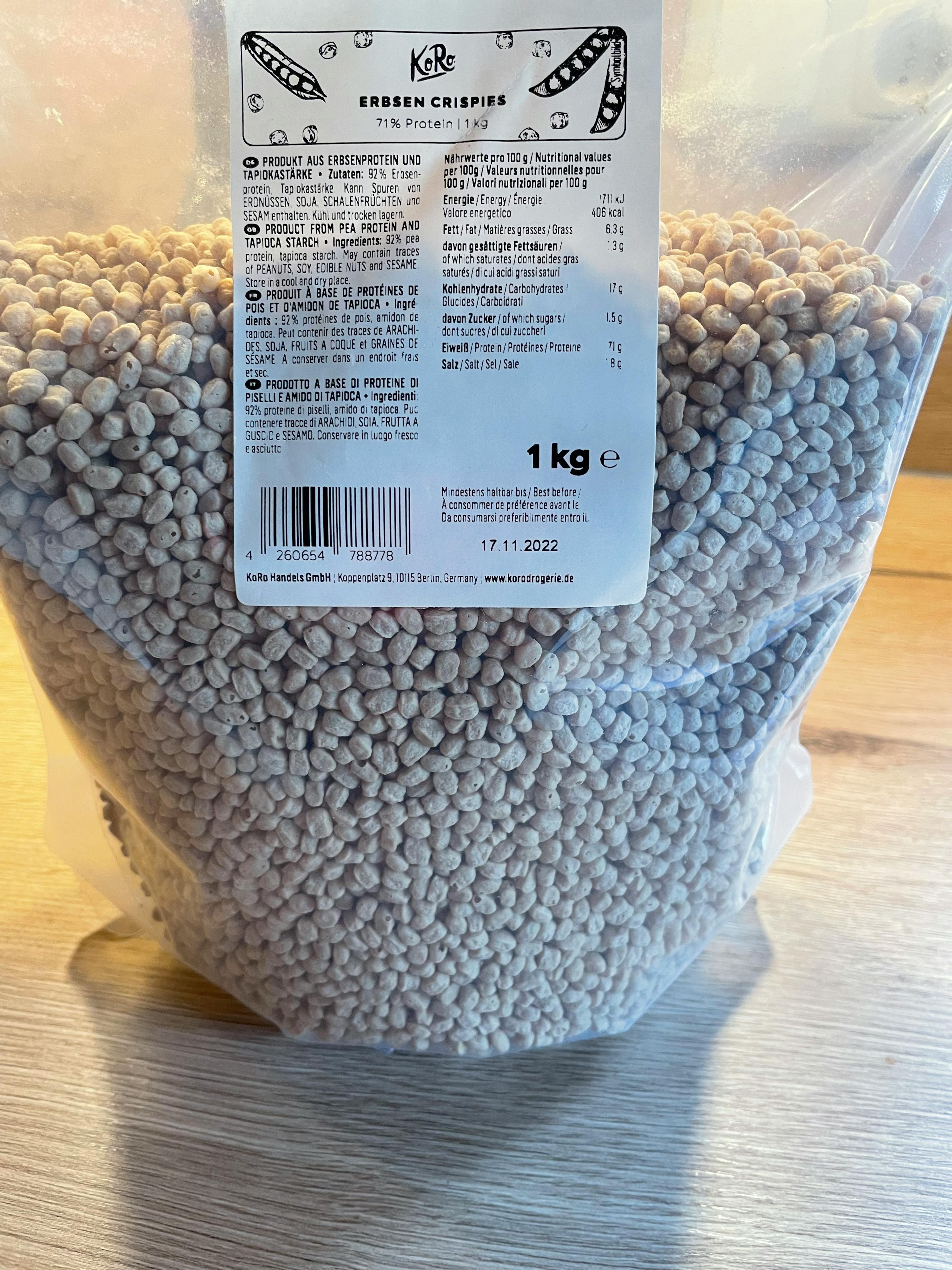 un sac de pois assis sur une table en bois