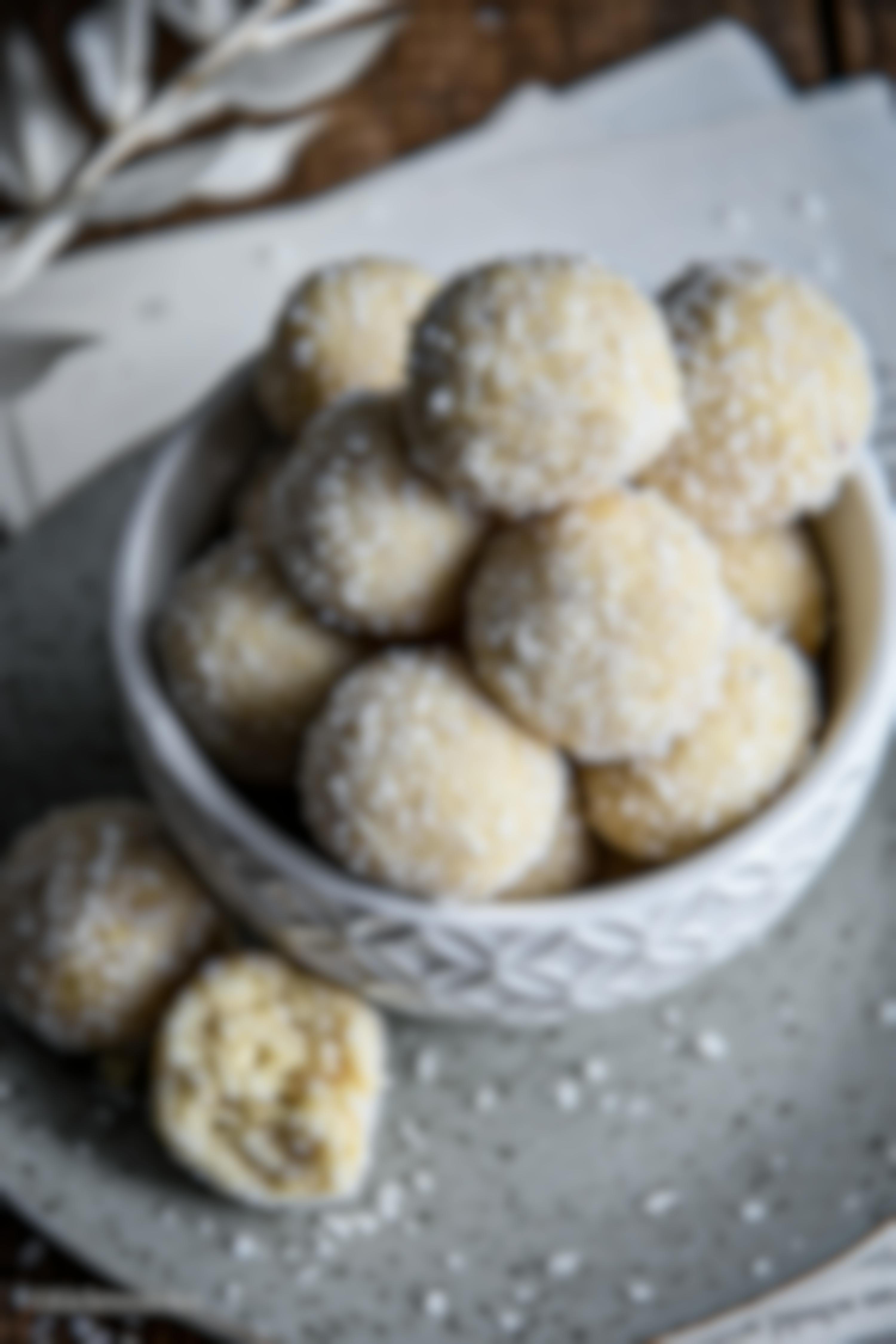Coconut-cashew balls