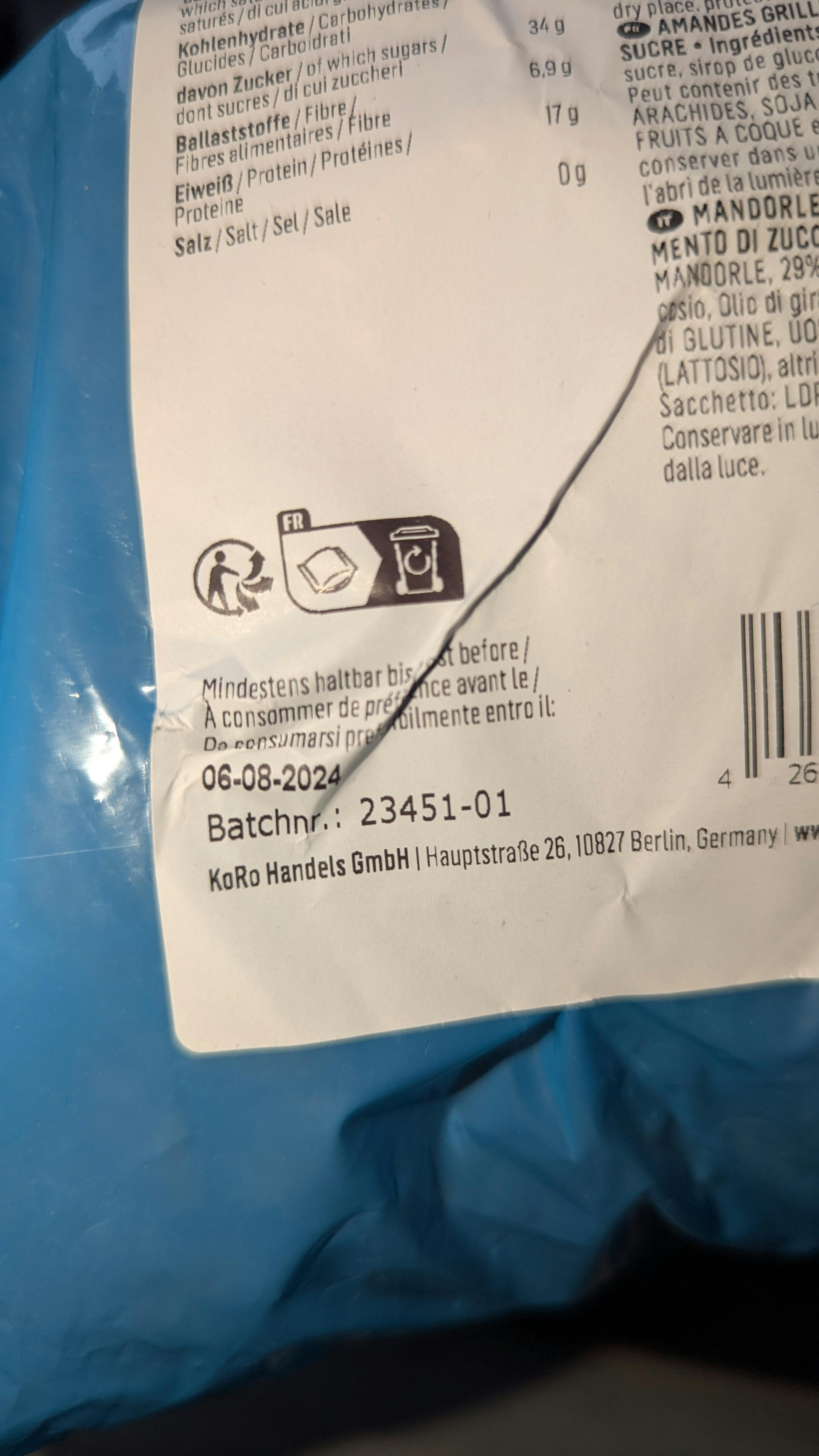 un gros plan d' une étiquette d' un produit avec la date 06-08-2024