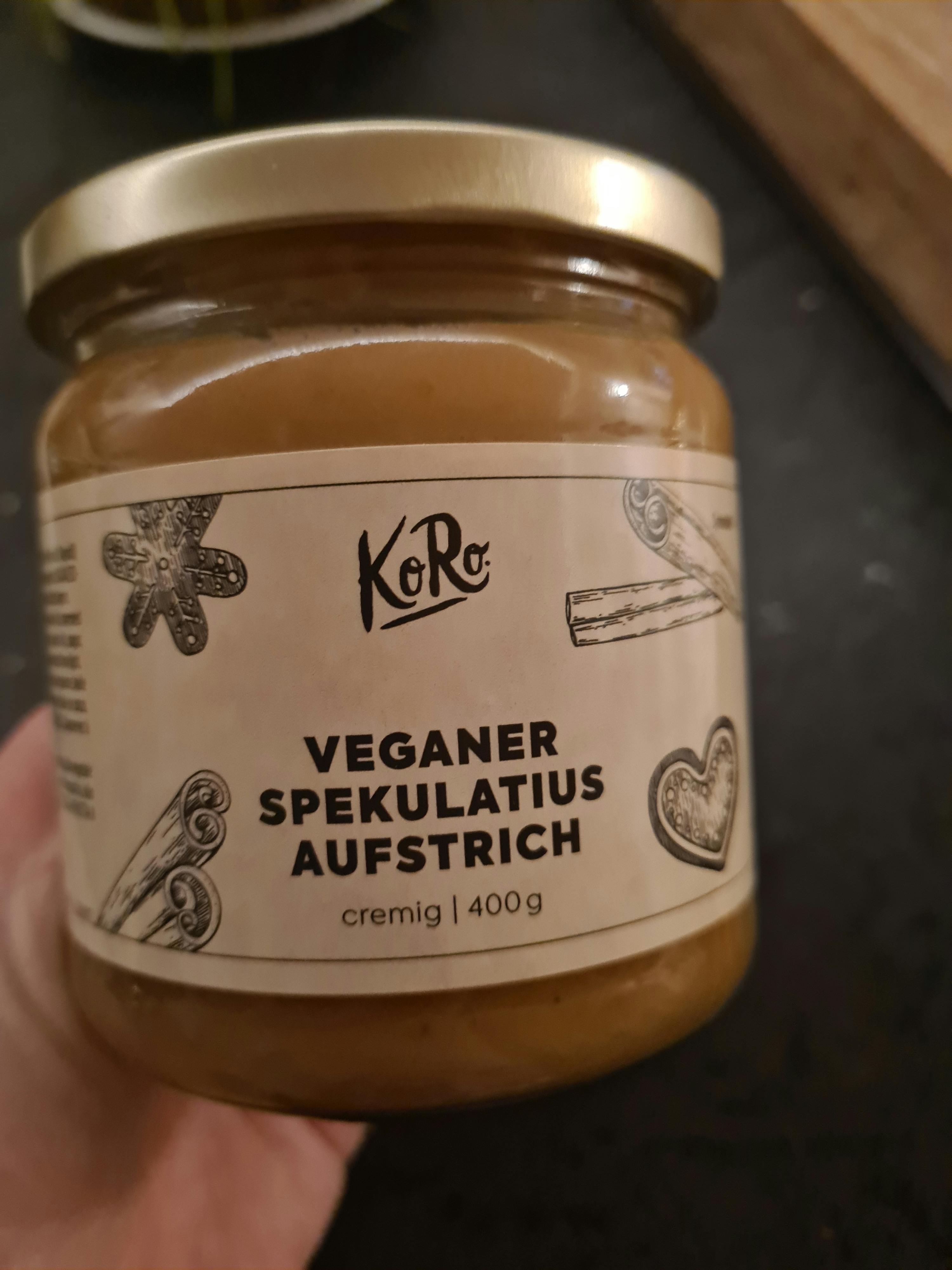 eine Person hält ein Glas veganer spekulatius aufstrich in der Hand