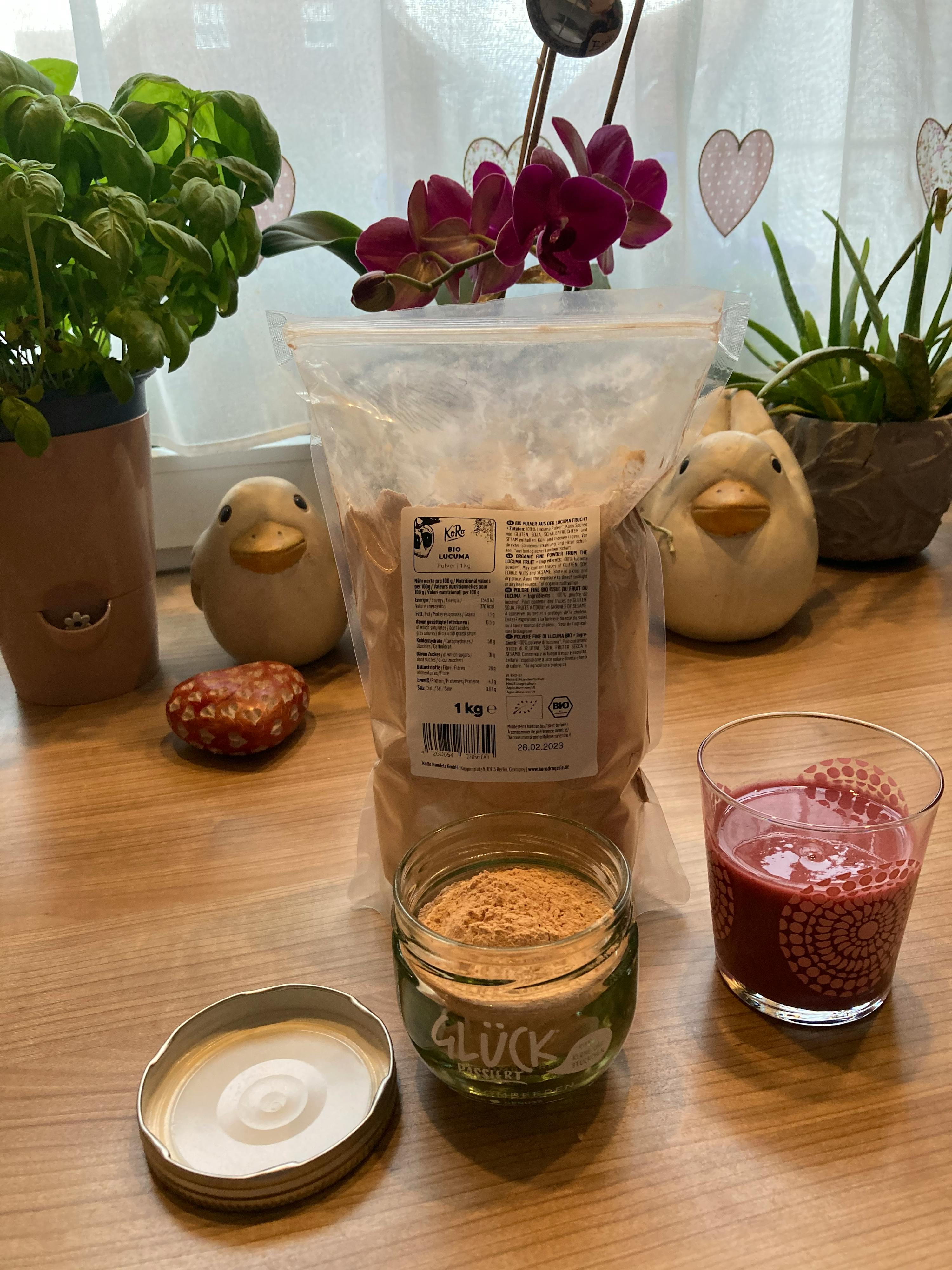 une bouteille de gluc est assise sur une table à côté d' un sac de gluc