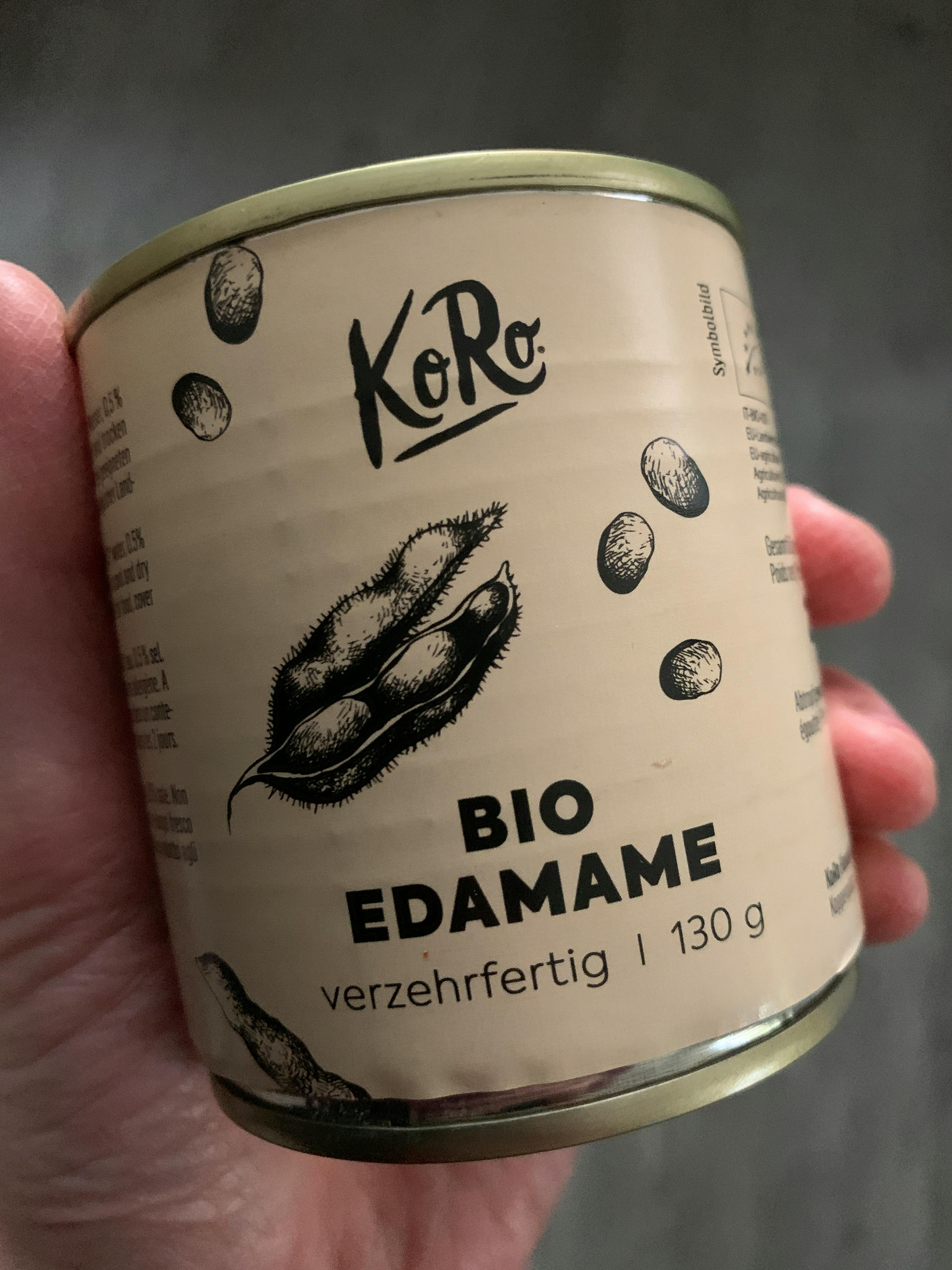 eine Person hält eine Dose bio edamame in ihrer Hand