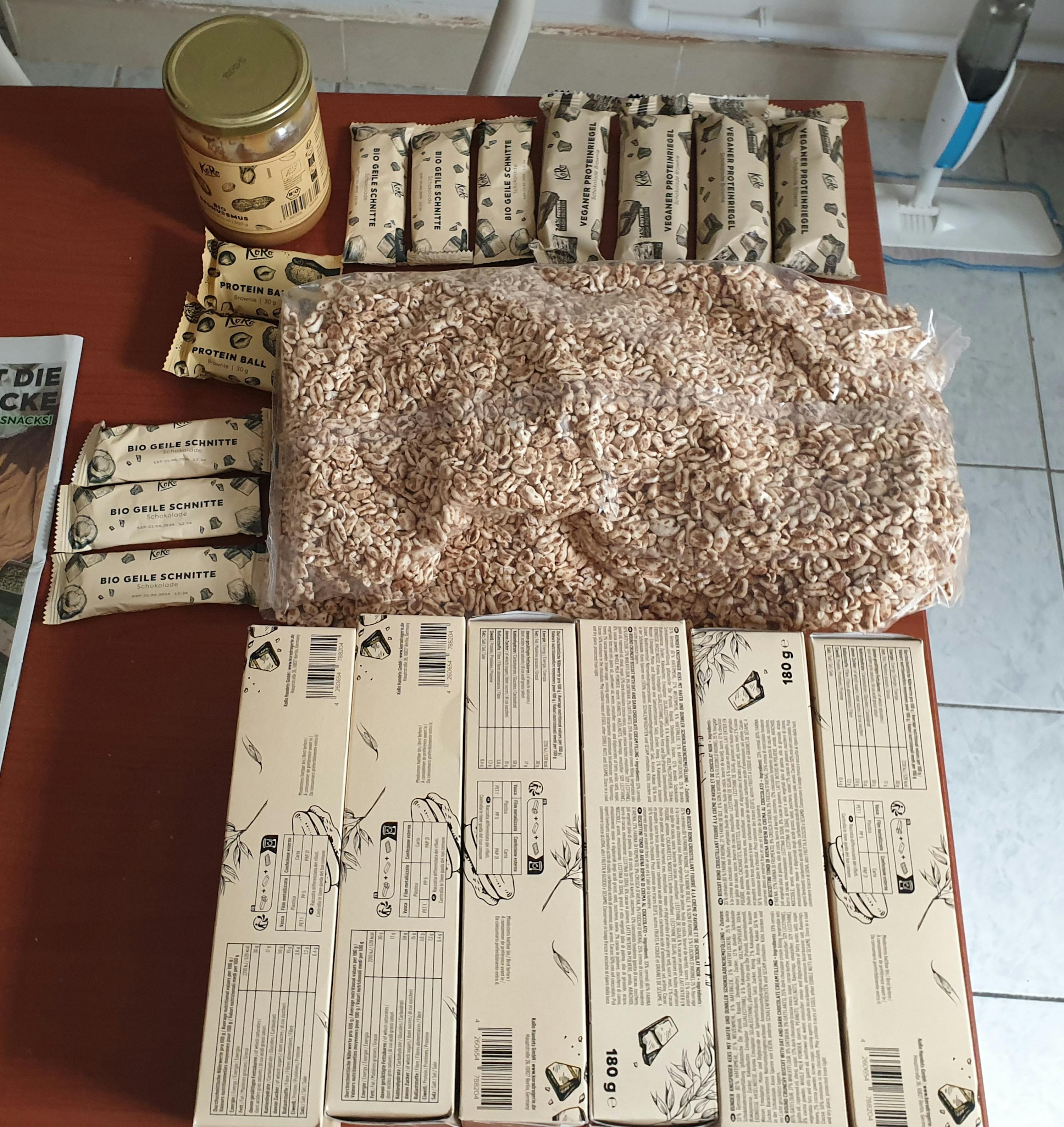 eine Reihe von Produkten auf einem Tisch mit der Aufschrift " bio gelbe schnitte " darauf