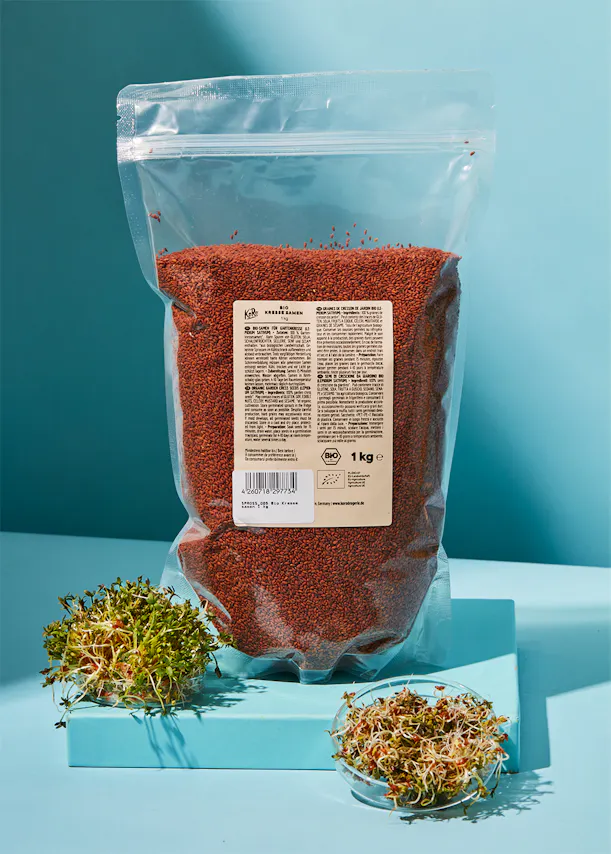 eine Plastiktüte mit einem Gewicht von 1 kg steht auf einem Tisch