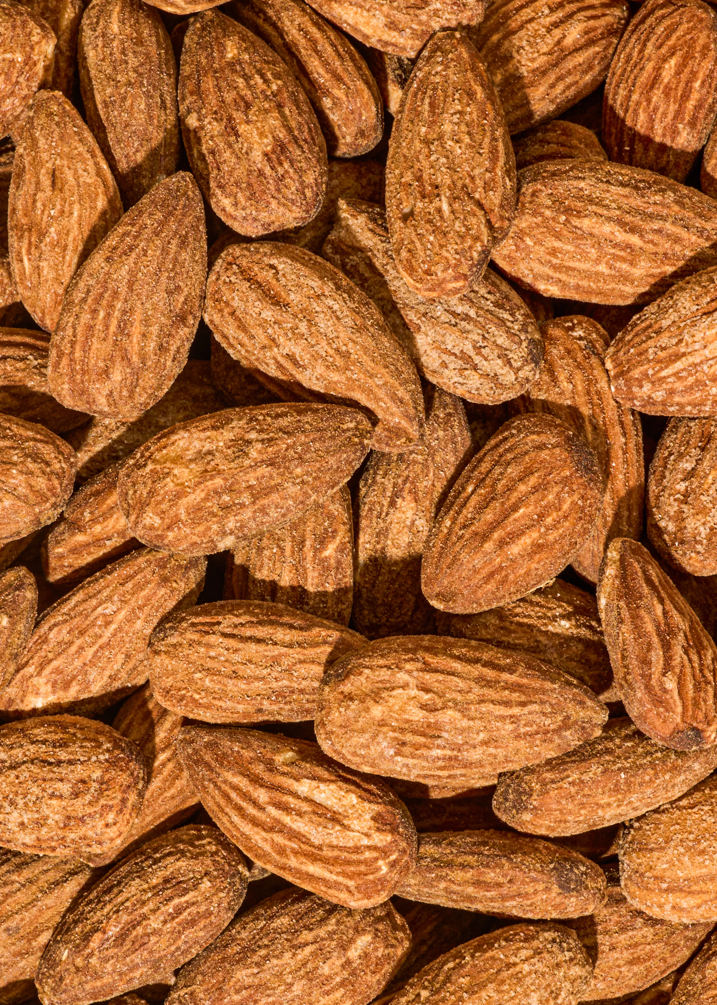 un gros plan d' un tas d' amandes