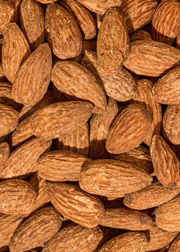 un gros plan d' un tas d' amandes
