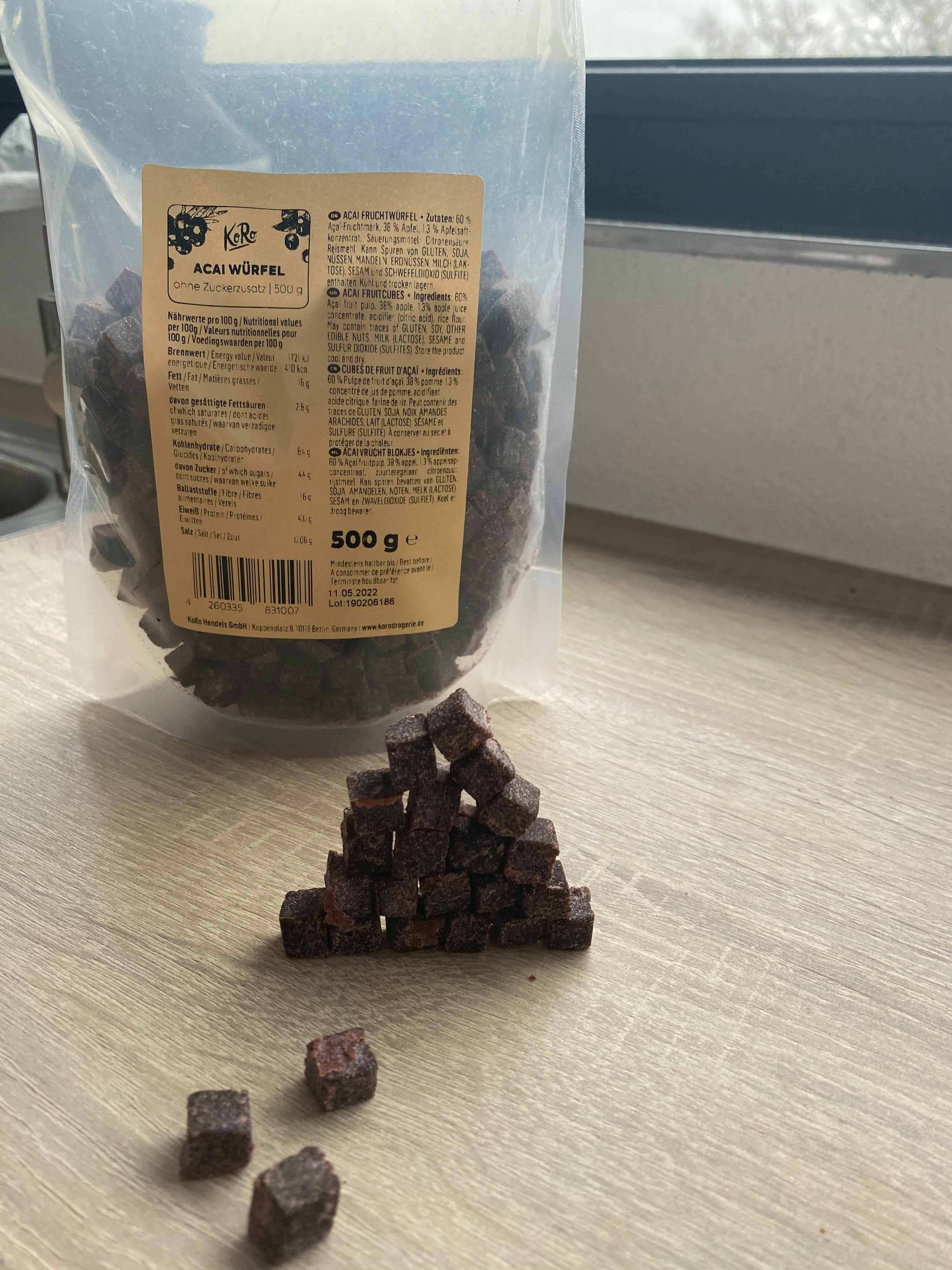 eine Plastiktüte mit 500 g acai-Wurzeln liegt auf einem Tisch