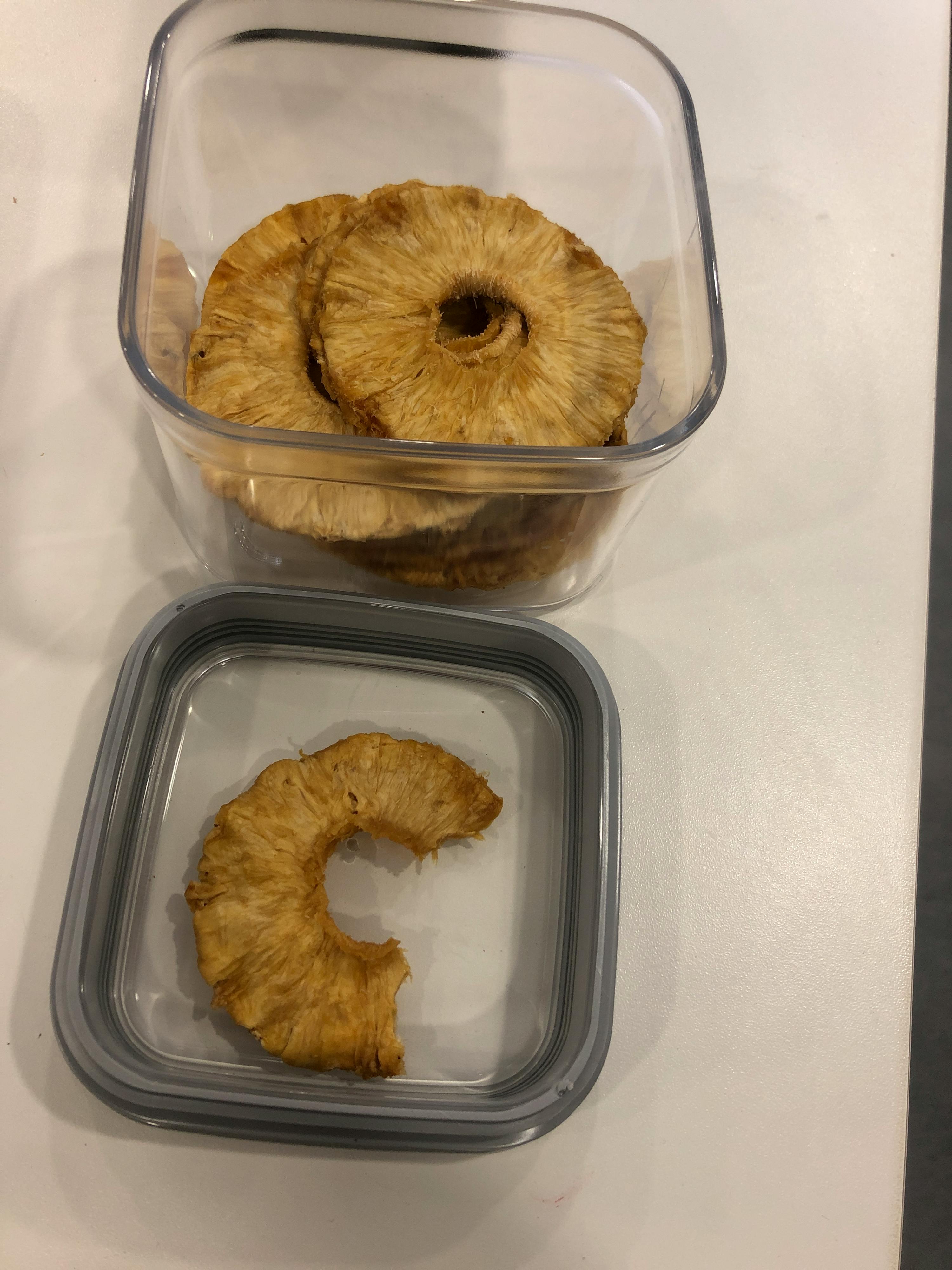 ein Glas mit Ananasscheiben und ein Glas mit Ananasscheiben nebeneinander