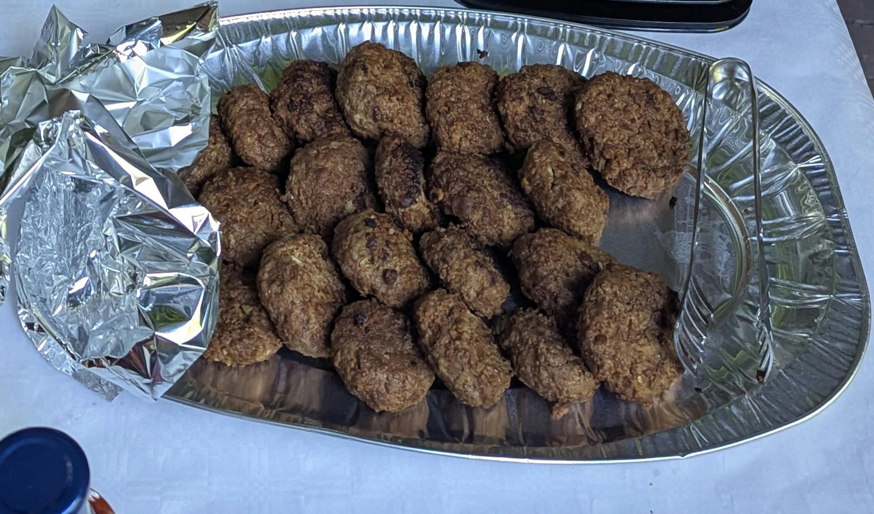 ein Tablett mit Fleischbällchen und Alufolie darauf