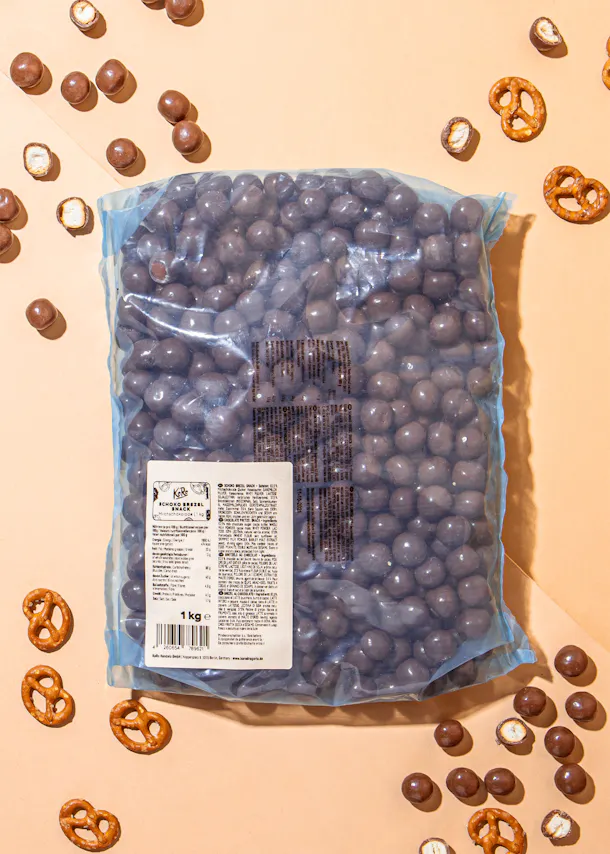un sac bleu rempli d' arachides enrobées de chocolat et de bretzels