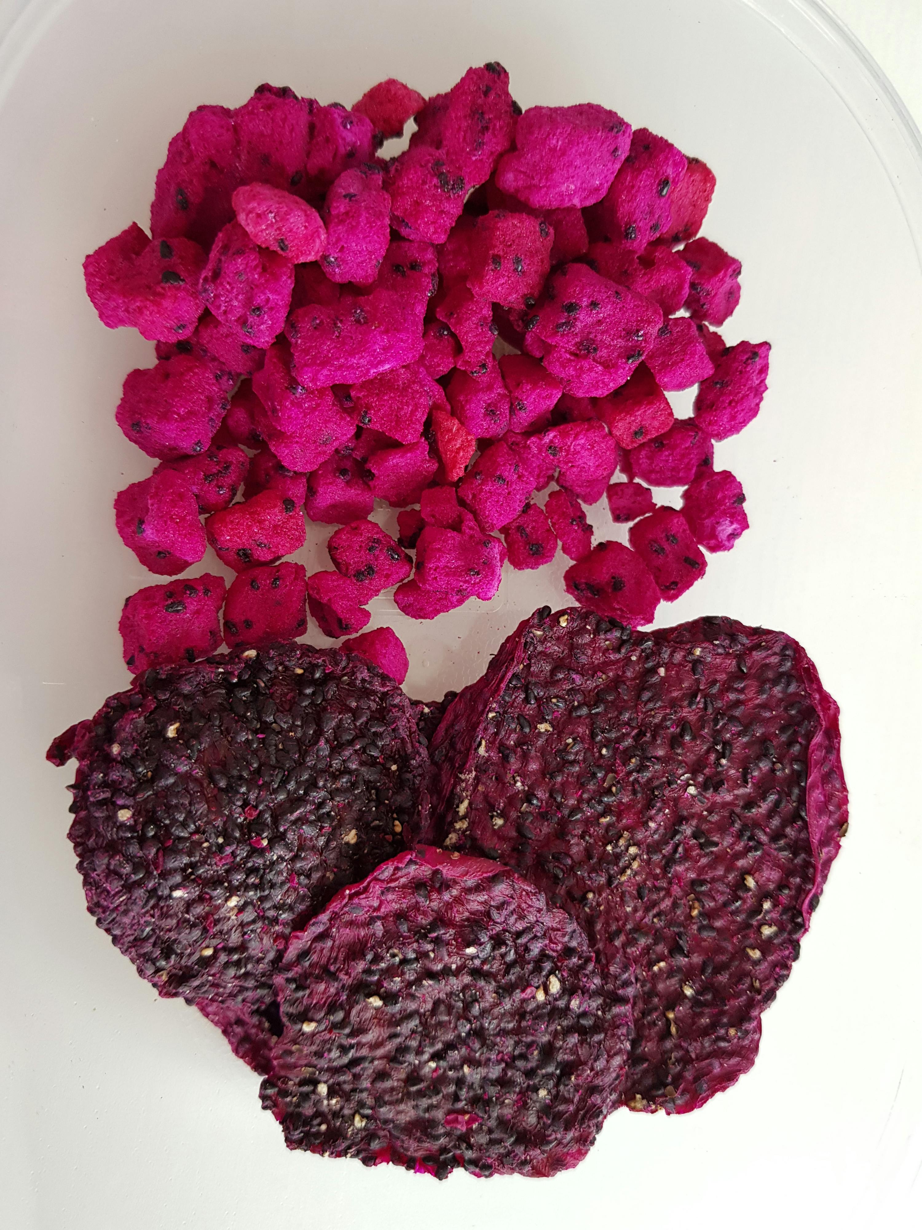 un tas de fruits roses et un tas de fruits secs violets