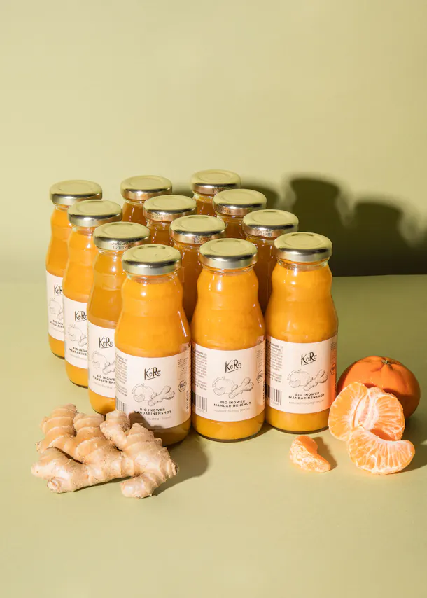un tas de bocaux de jus de gingembre avec des oranges et du gingembre
