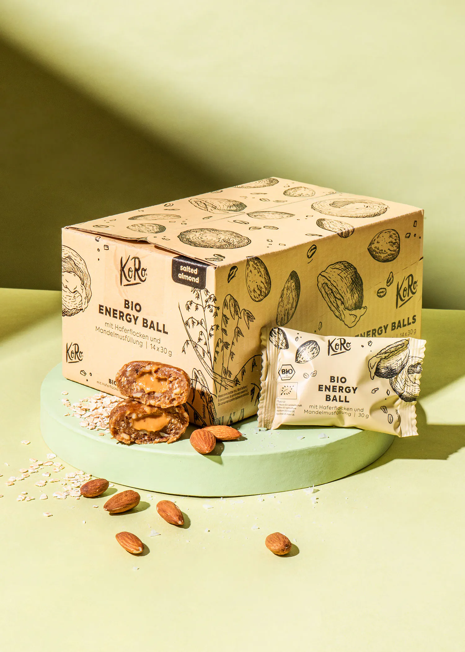 une boîte de balles d' énergie bio avec des amandes