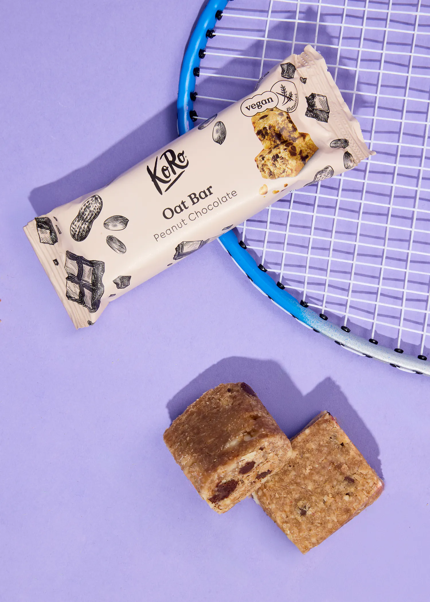 une barre d' avoine au chocolat au beurre d' arachide est posée sur une raquette de tennis