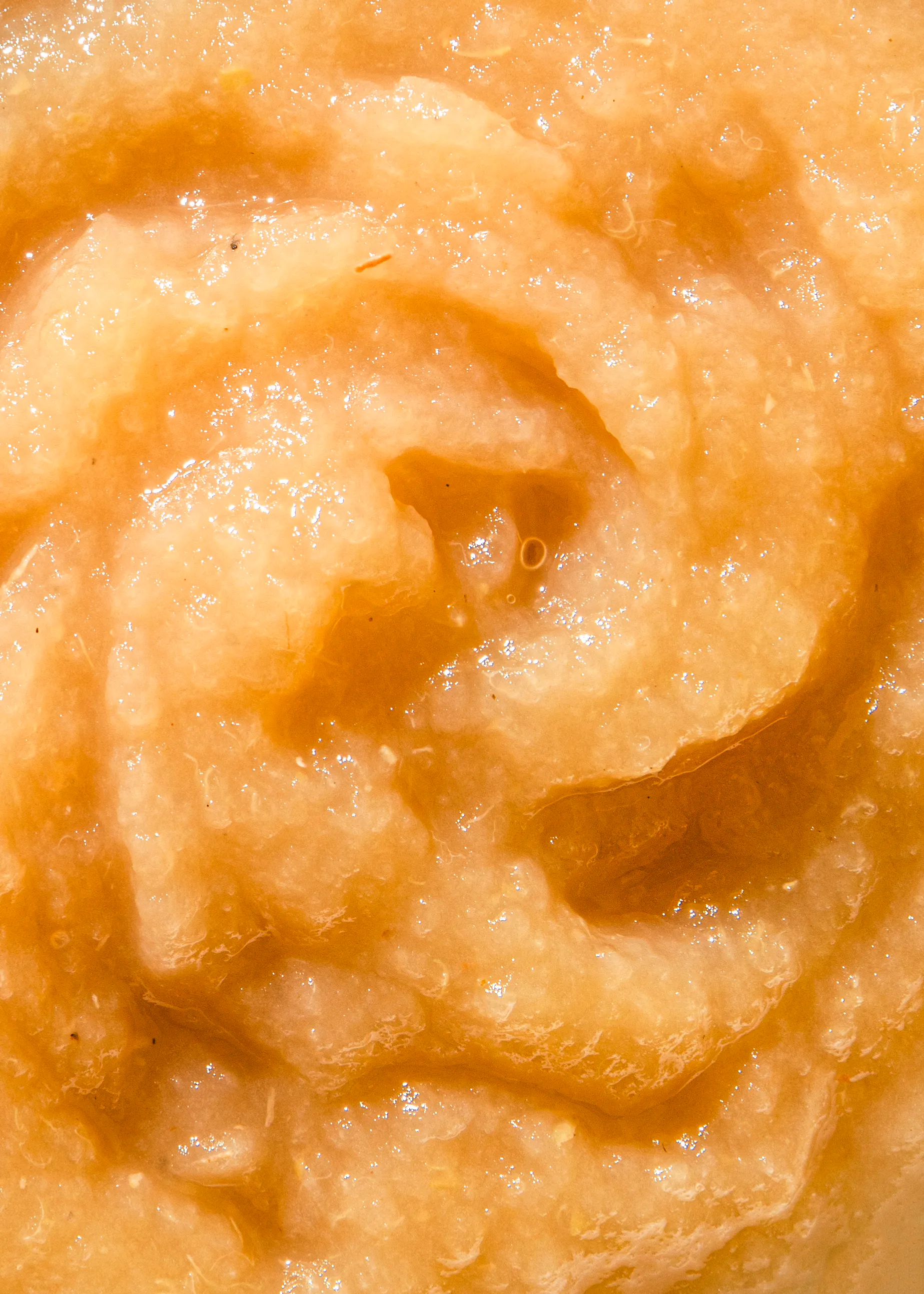 un gros plan de purée de pomme avec un trou au milieu