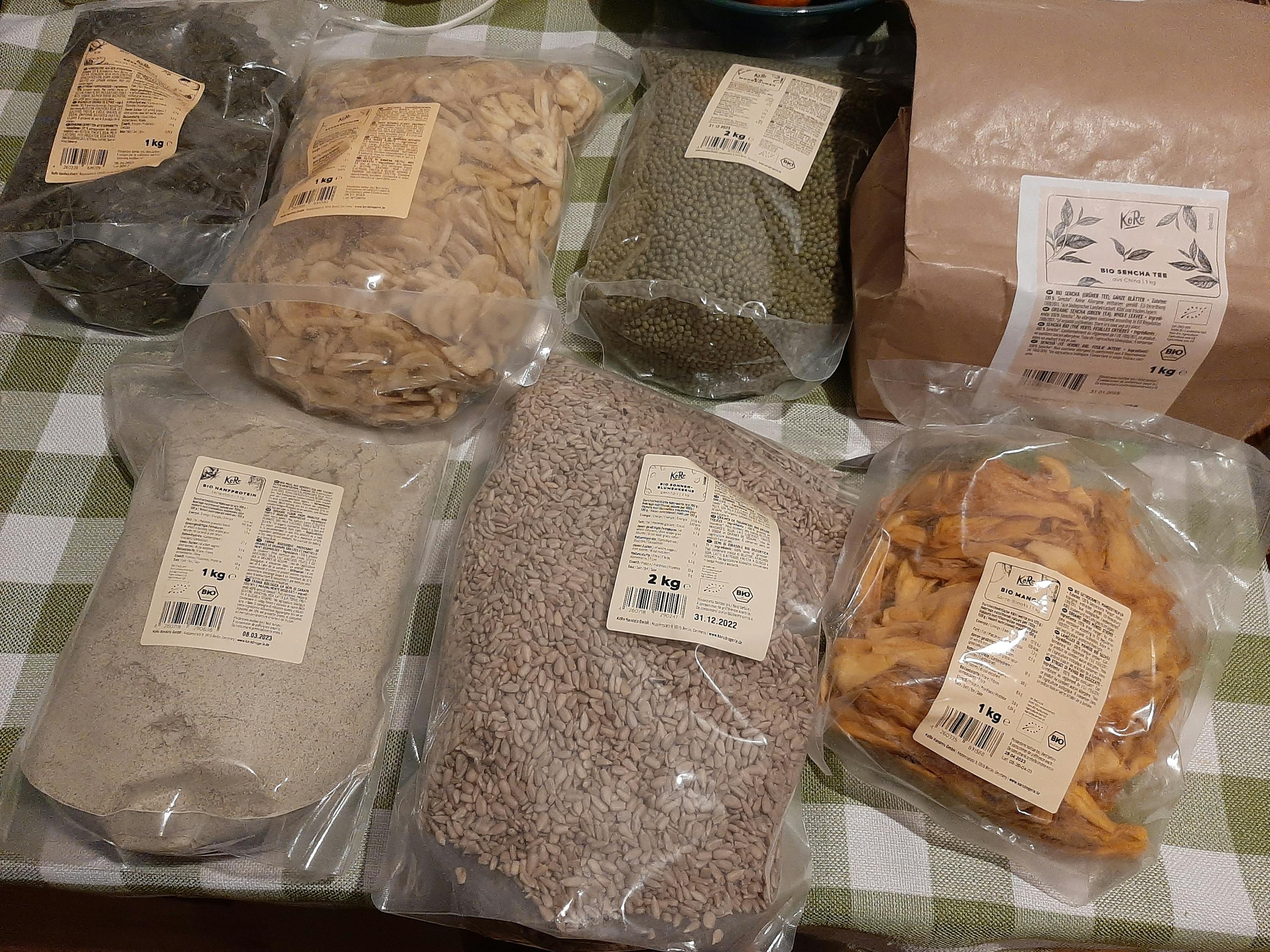 ein Tisch mit einer Vielzahl von Lebensmitteln in Plastiktüten