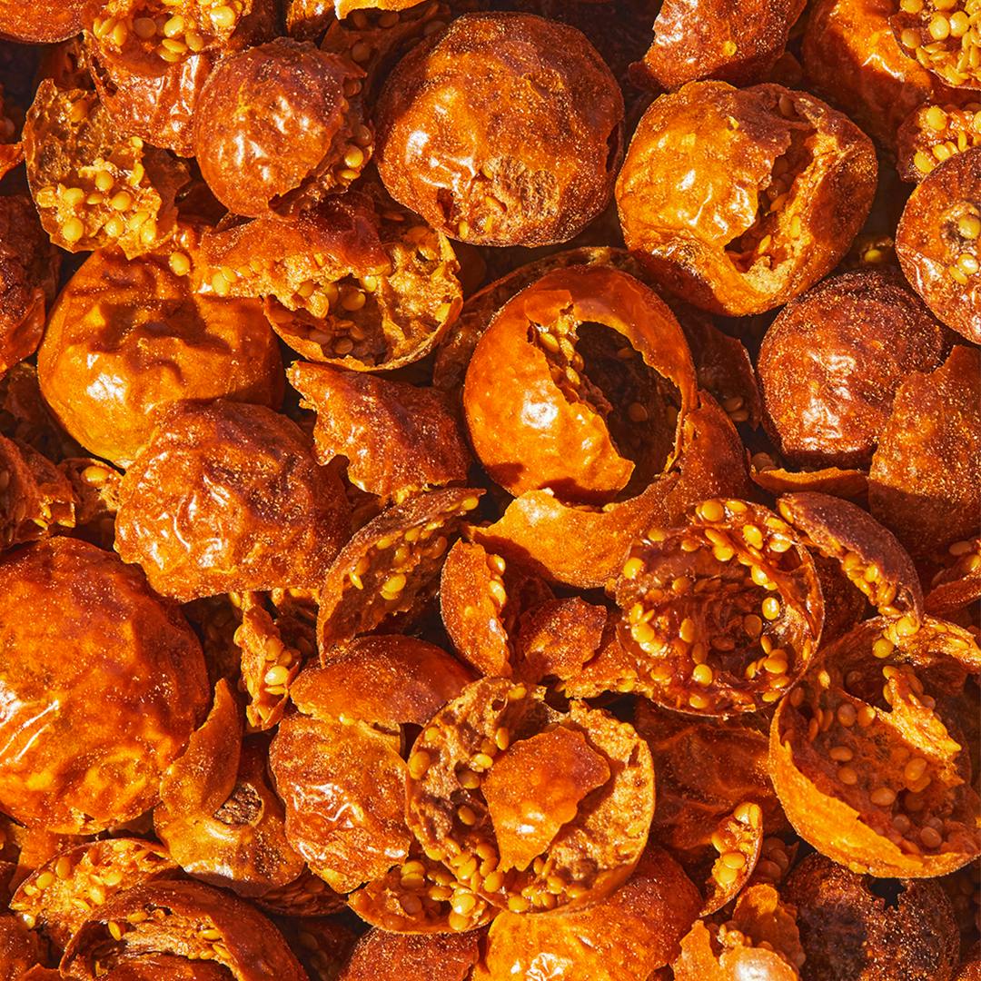 eine Nahaufnahme von einem Haufen getrockneter Tomaten