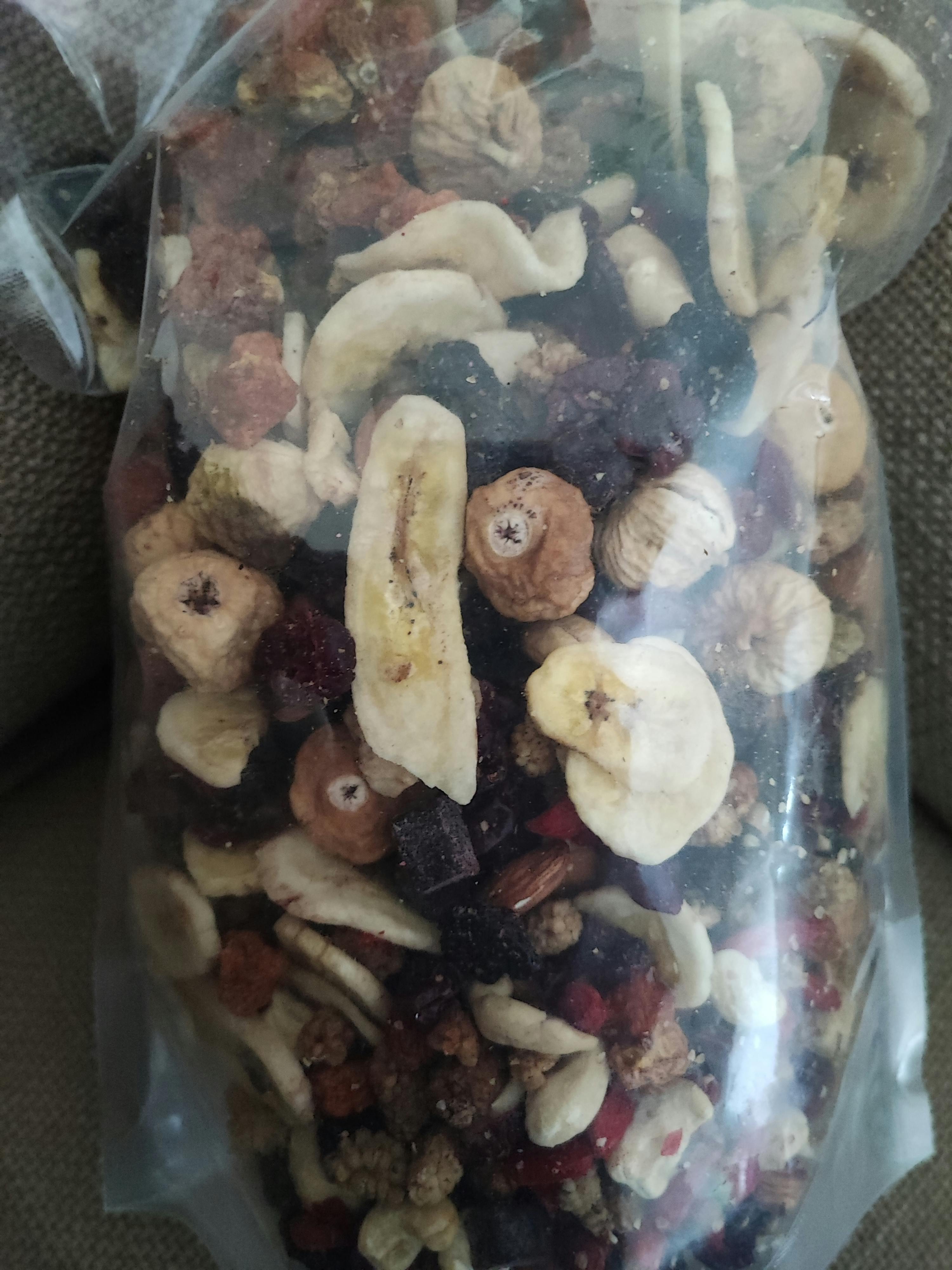 eine Nahaufnahme eines Plastikbeutels mit getrockneten Früchten und Nüssen