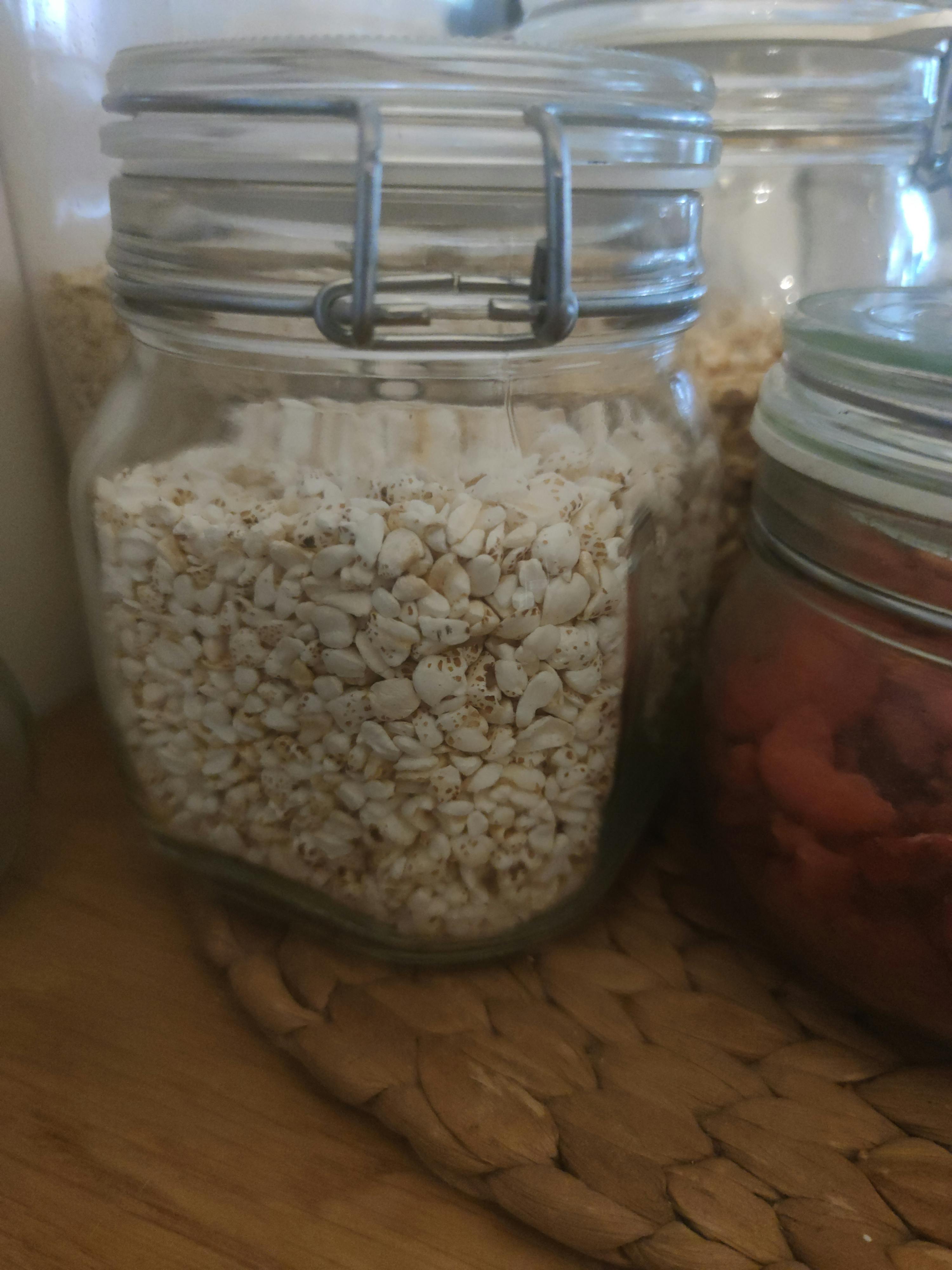 eine Nahaufnahme eines Glasgefäßes mit einem Stück Essen darin