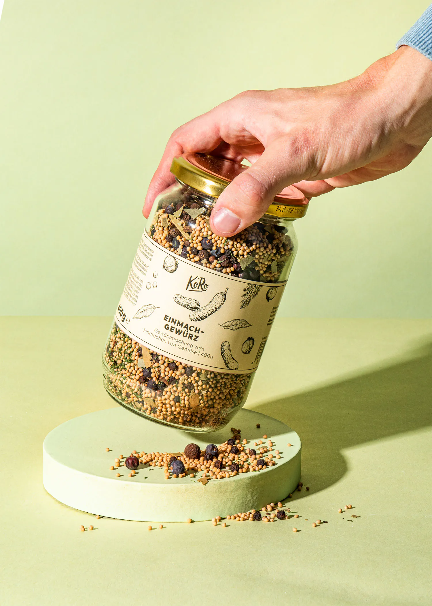 une personne tient un bocal en verre rempli d' épices