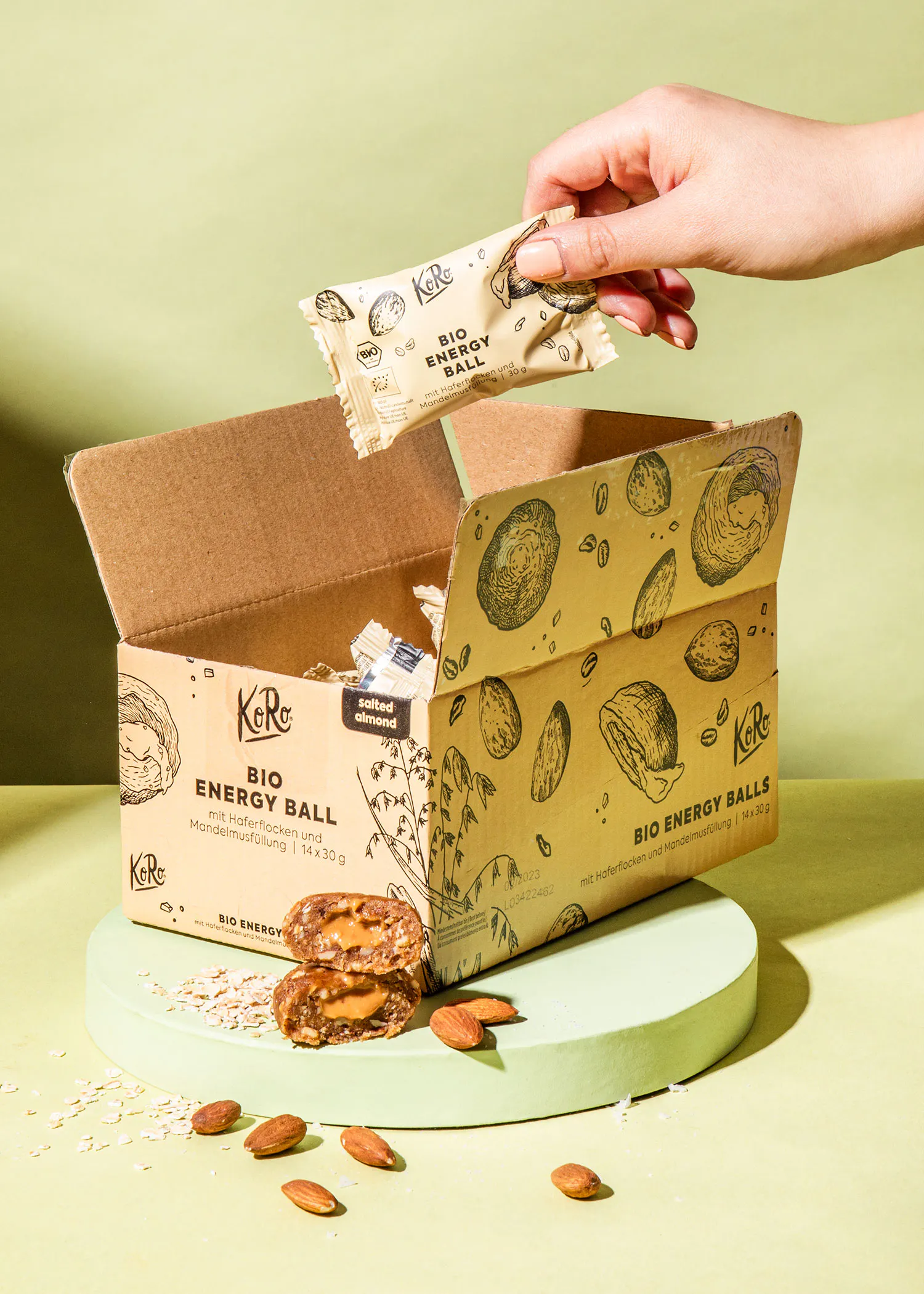 une personne tient une balle d' énergie bio à côté d' une boîte de balles d' énergie bio