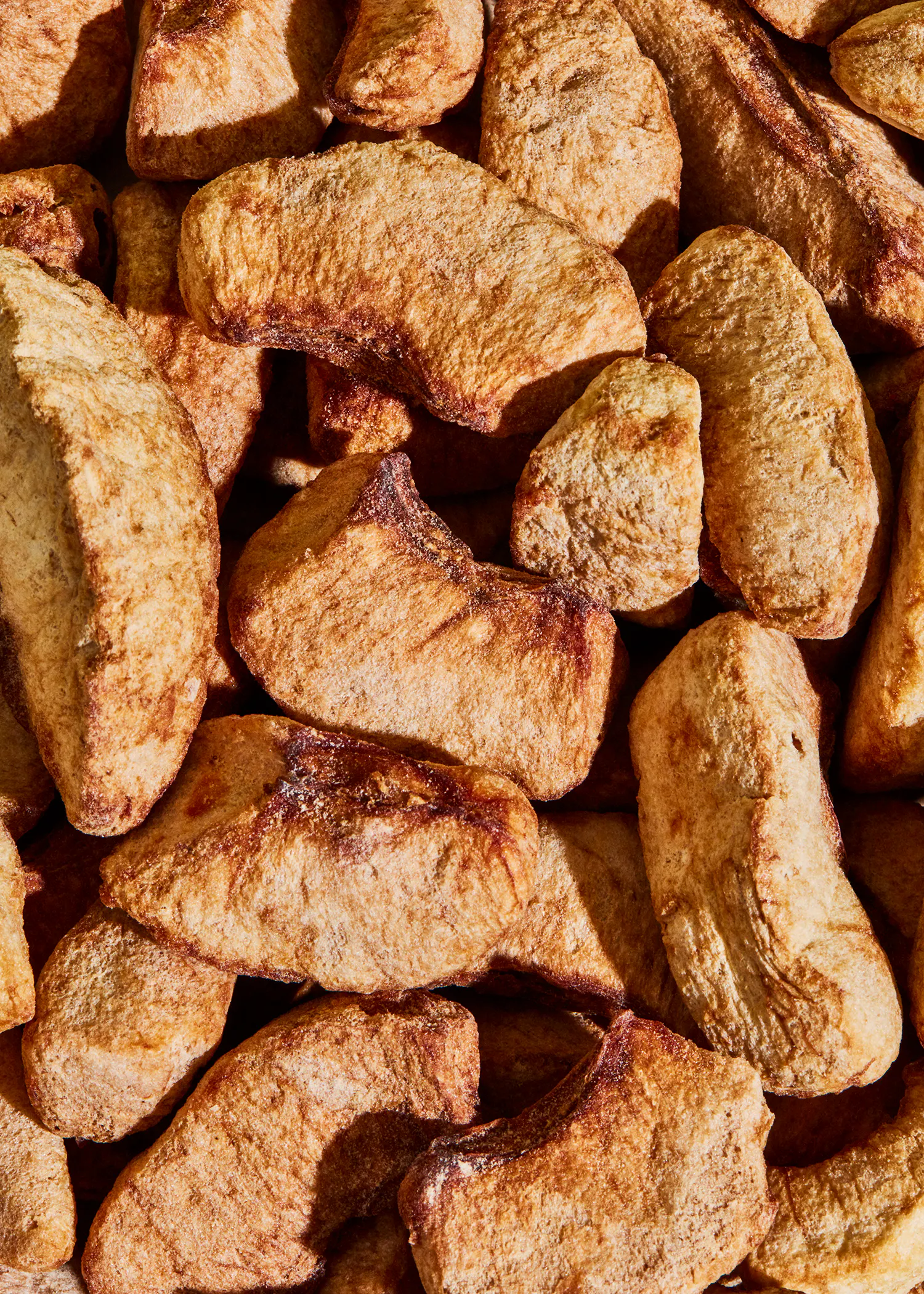 un gros plan d' un tas de pommes séchées