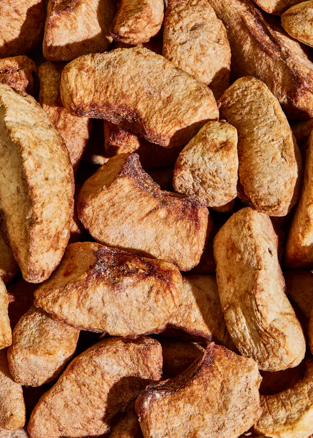 un gros plan d' un tas de pommes séchées